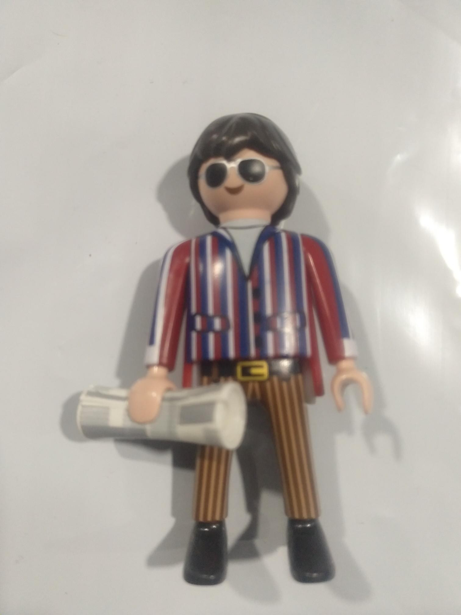 PLAYMOBIL CHICO CON GAFAS DE SOL Y PERIODICO - 23/11/21