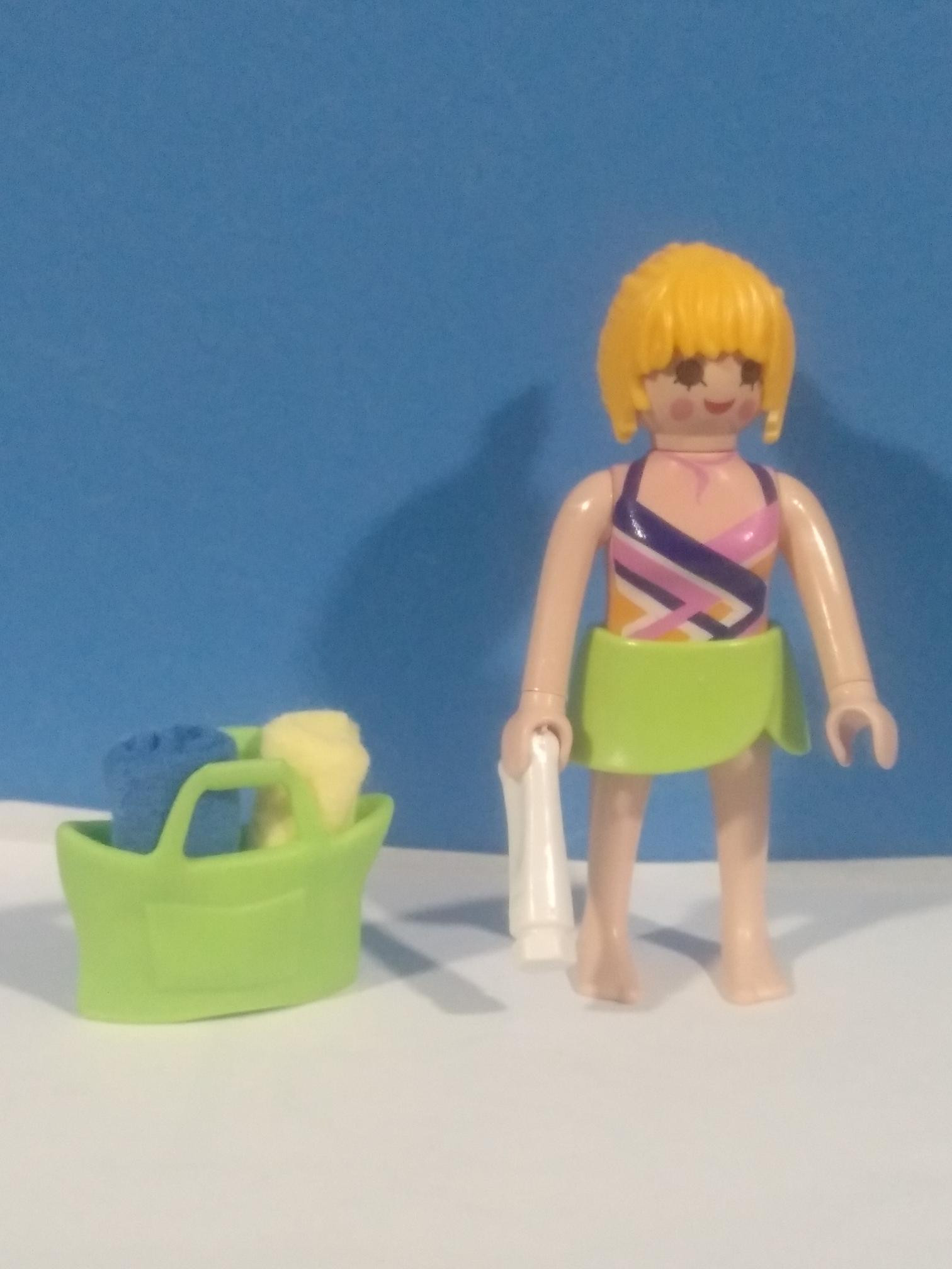 PLAYMOBIL FIGURA CHICA DE PLAYA CON BOLSO Y TOALLAS - 27/1/22