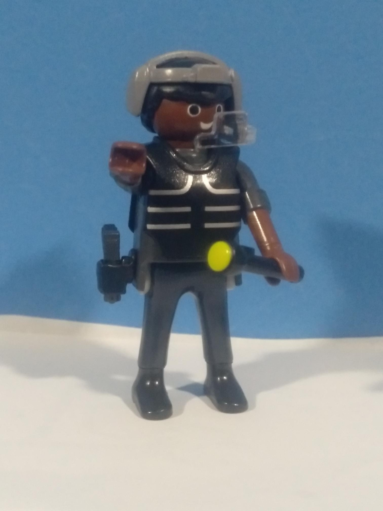 PLAYMOBIL FIGURA POLICIA NEGRO CON PISTOLA Y LINTERNA - 27/1/22
