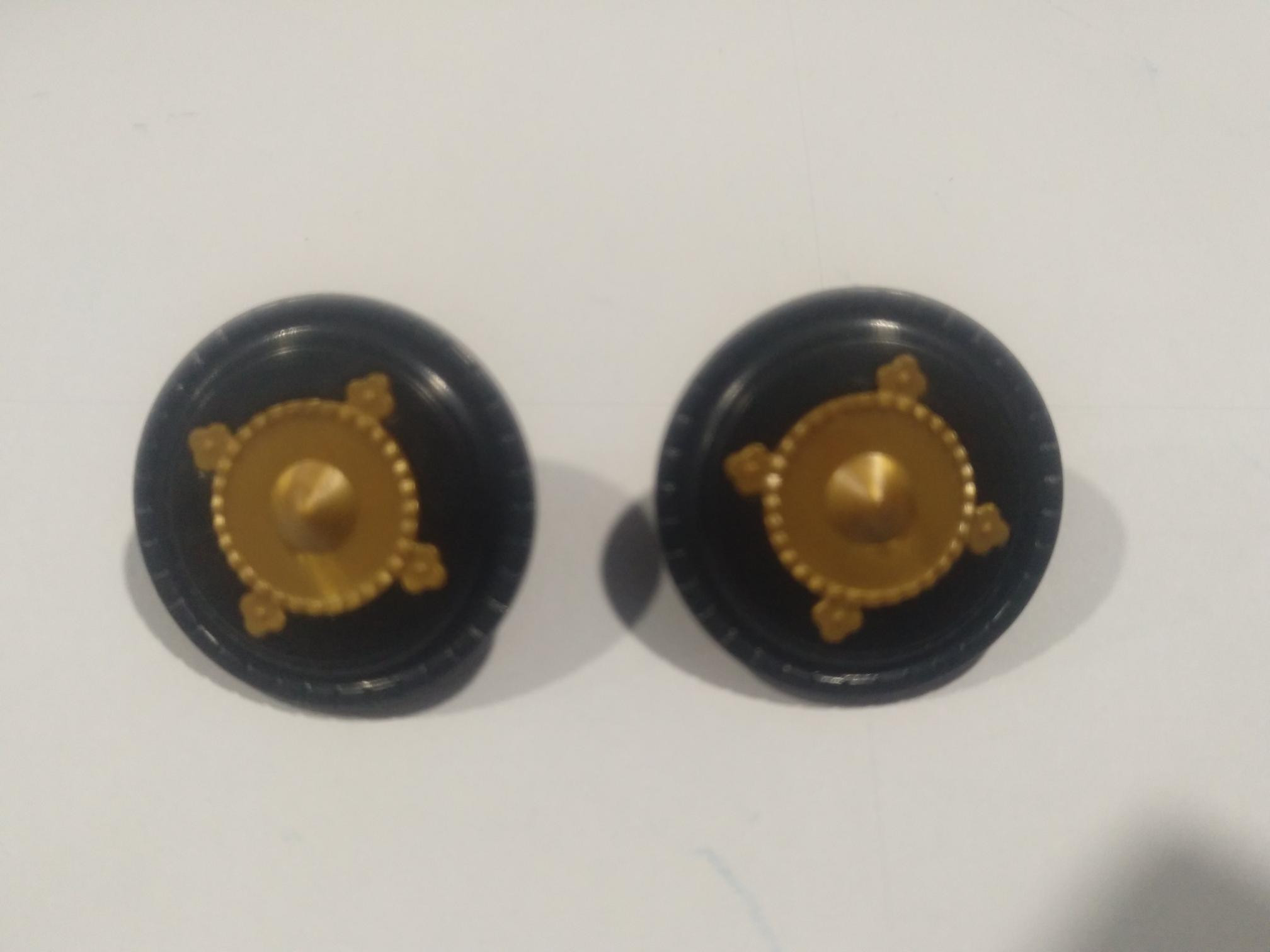 PLAYMOBIL PAREJA ESCUDO NEGRO CON CENTRO DORADO - 26/1/22 PIEZAS