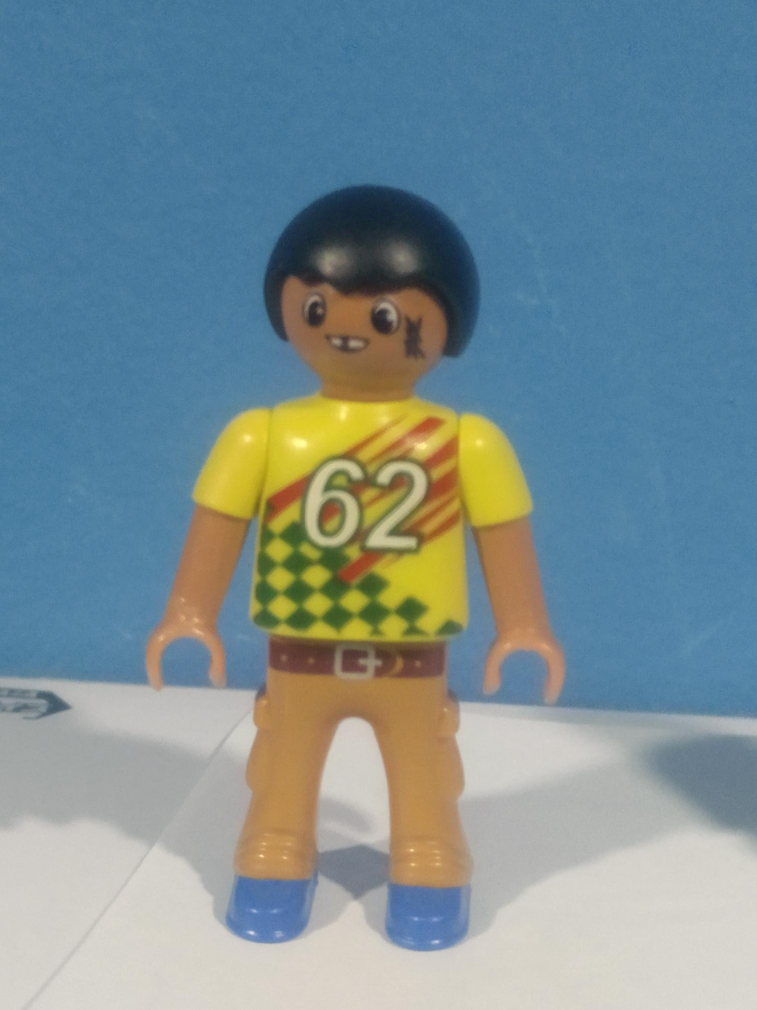 PLAYMOBIL NUEVO NIÑO MORENO CON CARA MIEDO - 15/2/22