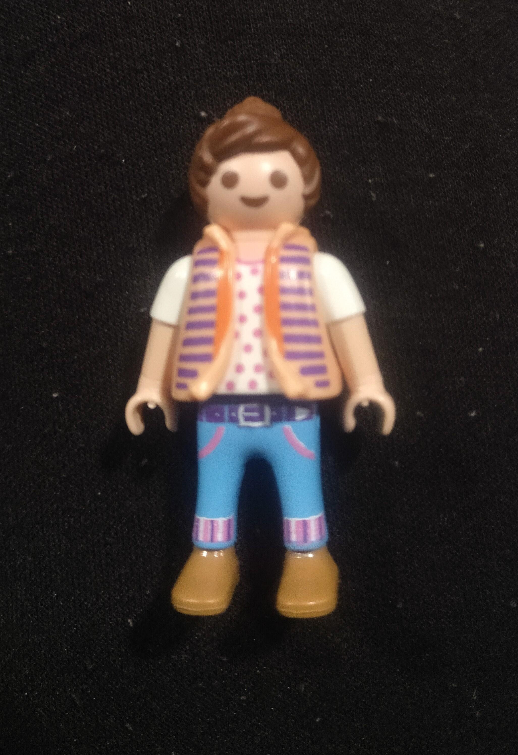 PLAYMOBIL NIÑA CON COLETA Y CHALECO - 9/3/20
