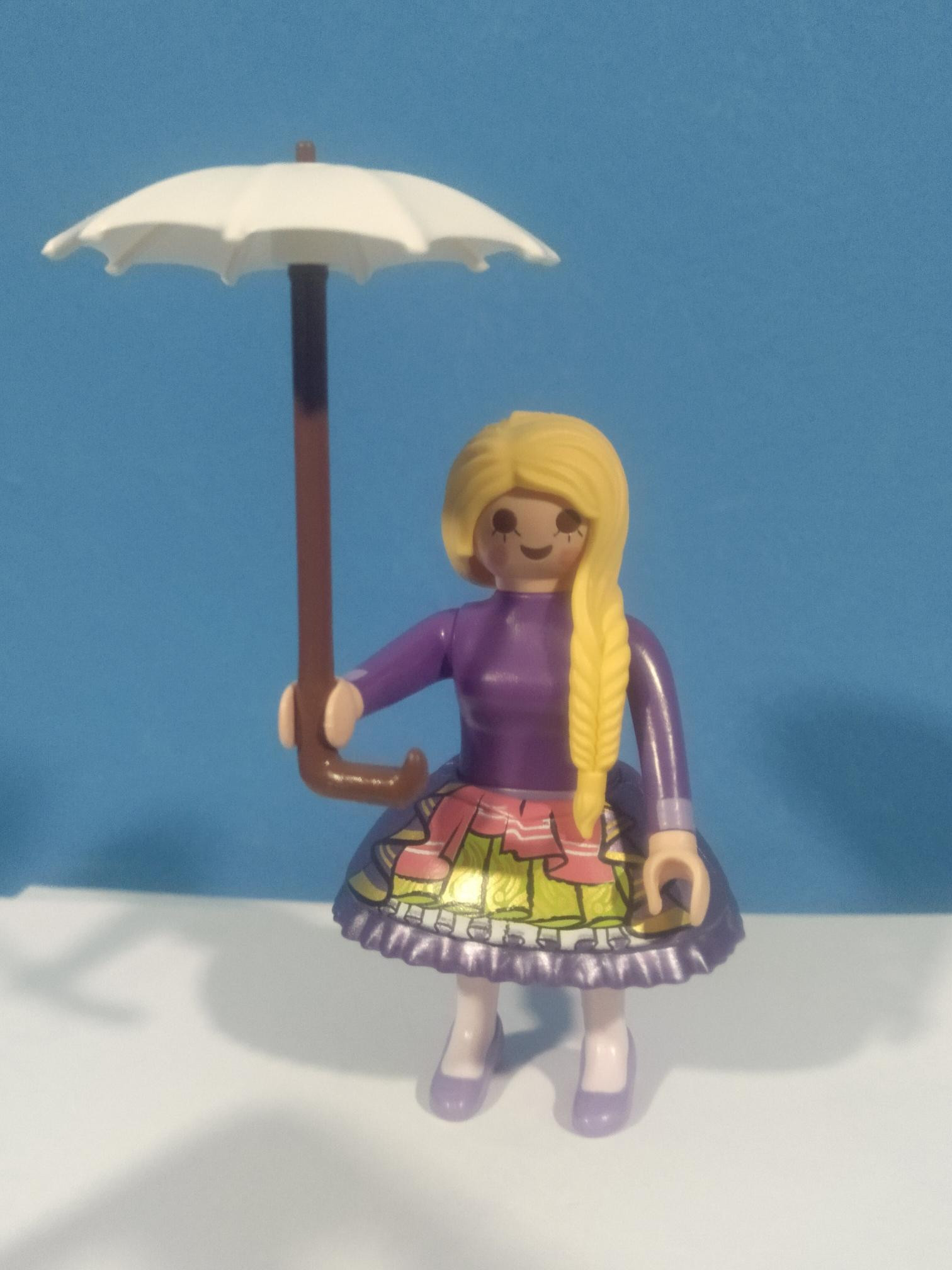 PLAYMOBIL FIGURA MUJER RUBIA CON SOMBRILLA - 13/2/21