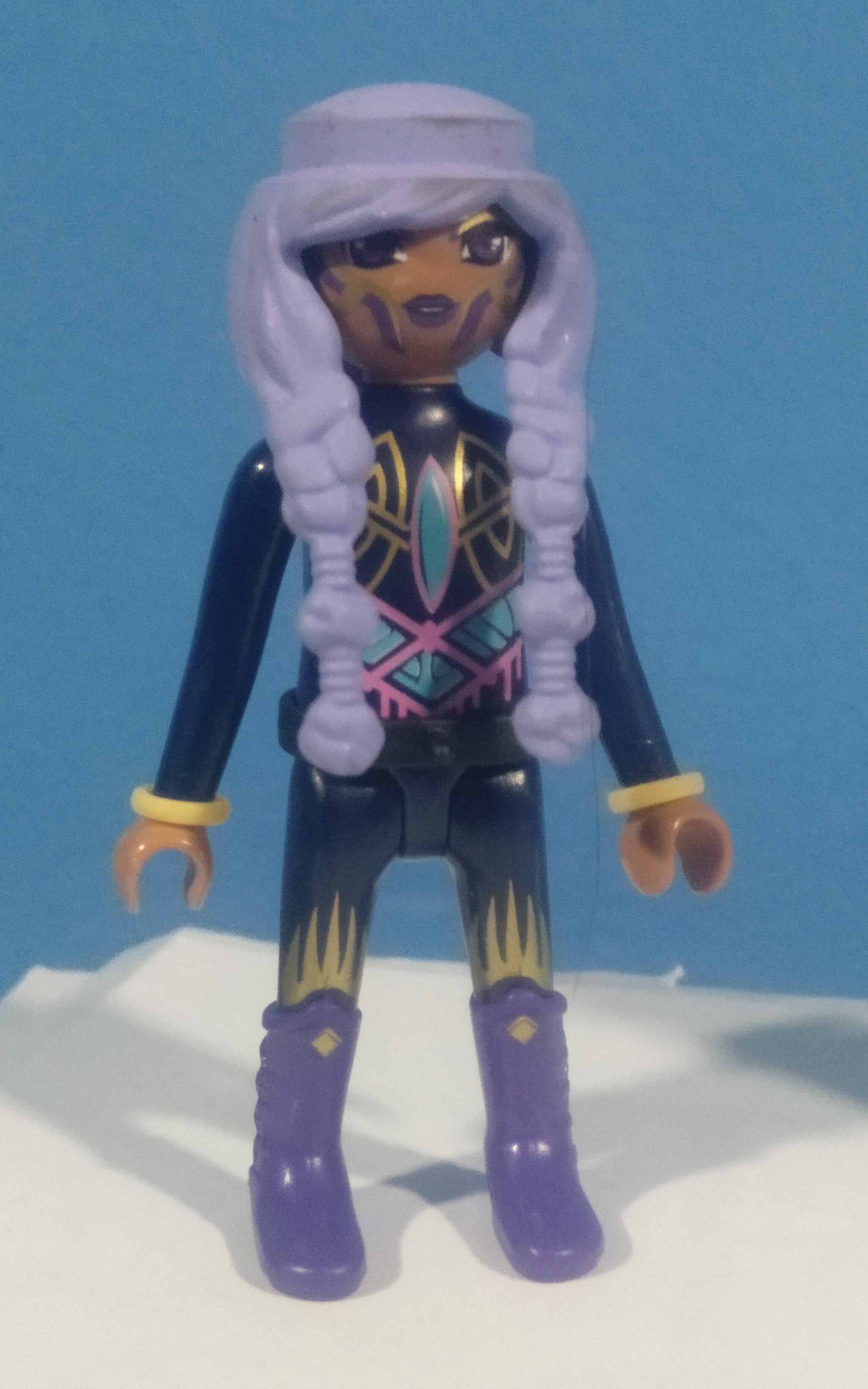 PLAYMOBIL FIGURA AYUMA PELO MORADO - 16/3/22