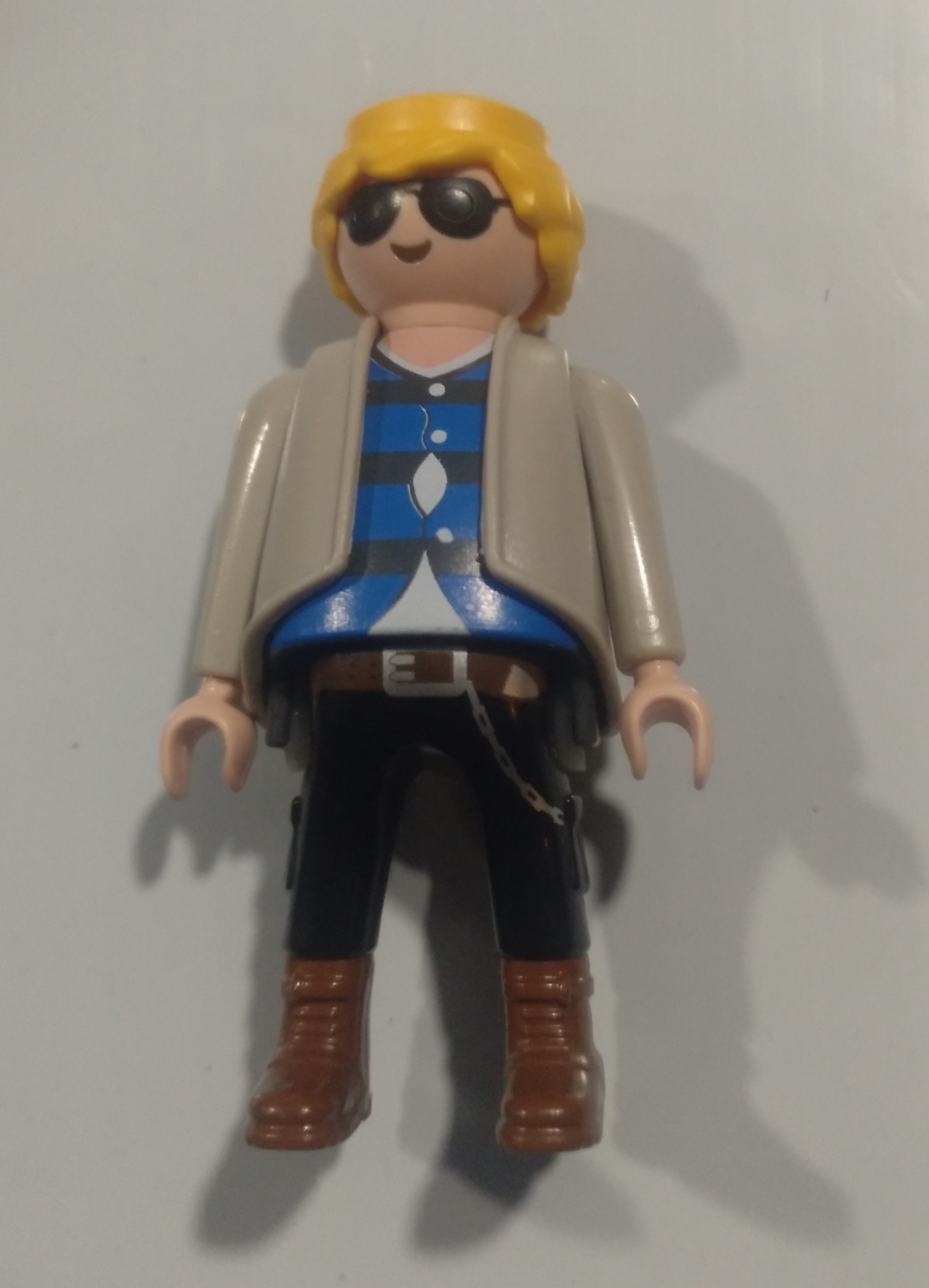 PLAYMOBIL FIGURA LADRON CON GAFAS DE SOL - 28/11/21