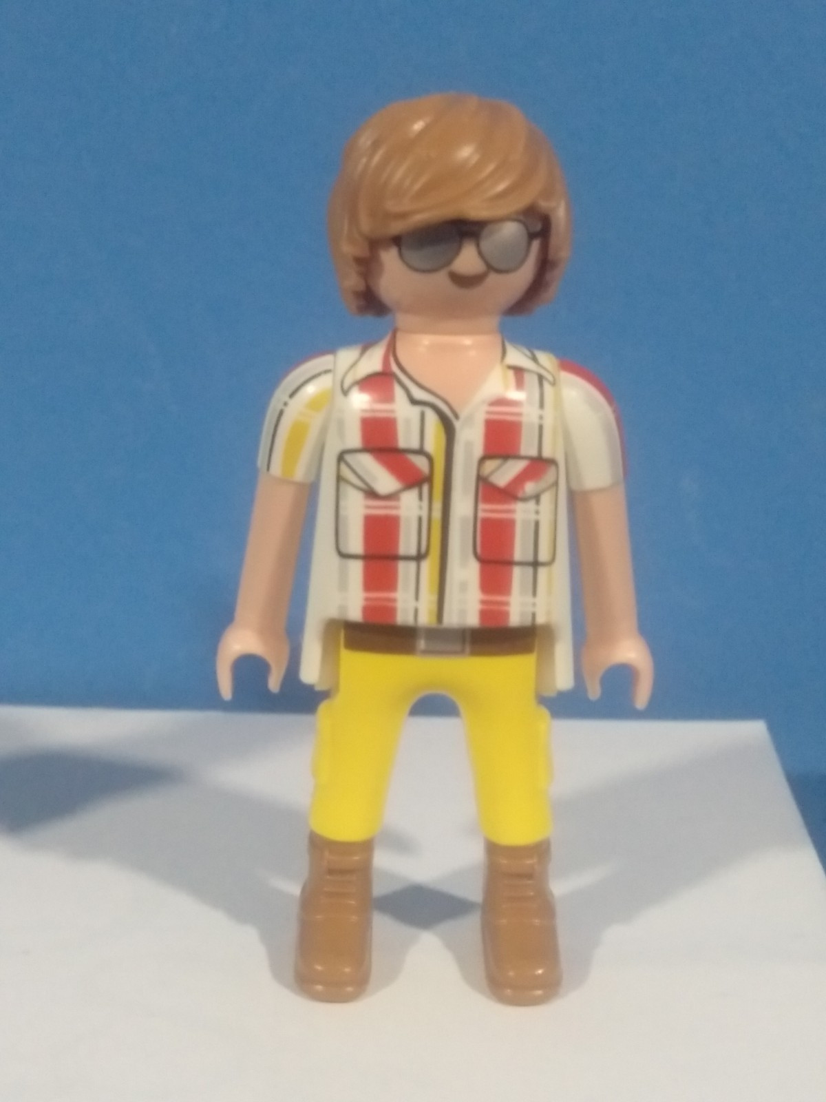 PLAYMOBIL FIGURA CITY HOMBRE CON GAFAS Y PELO MARRON - 28/11/21