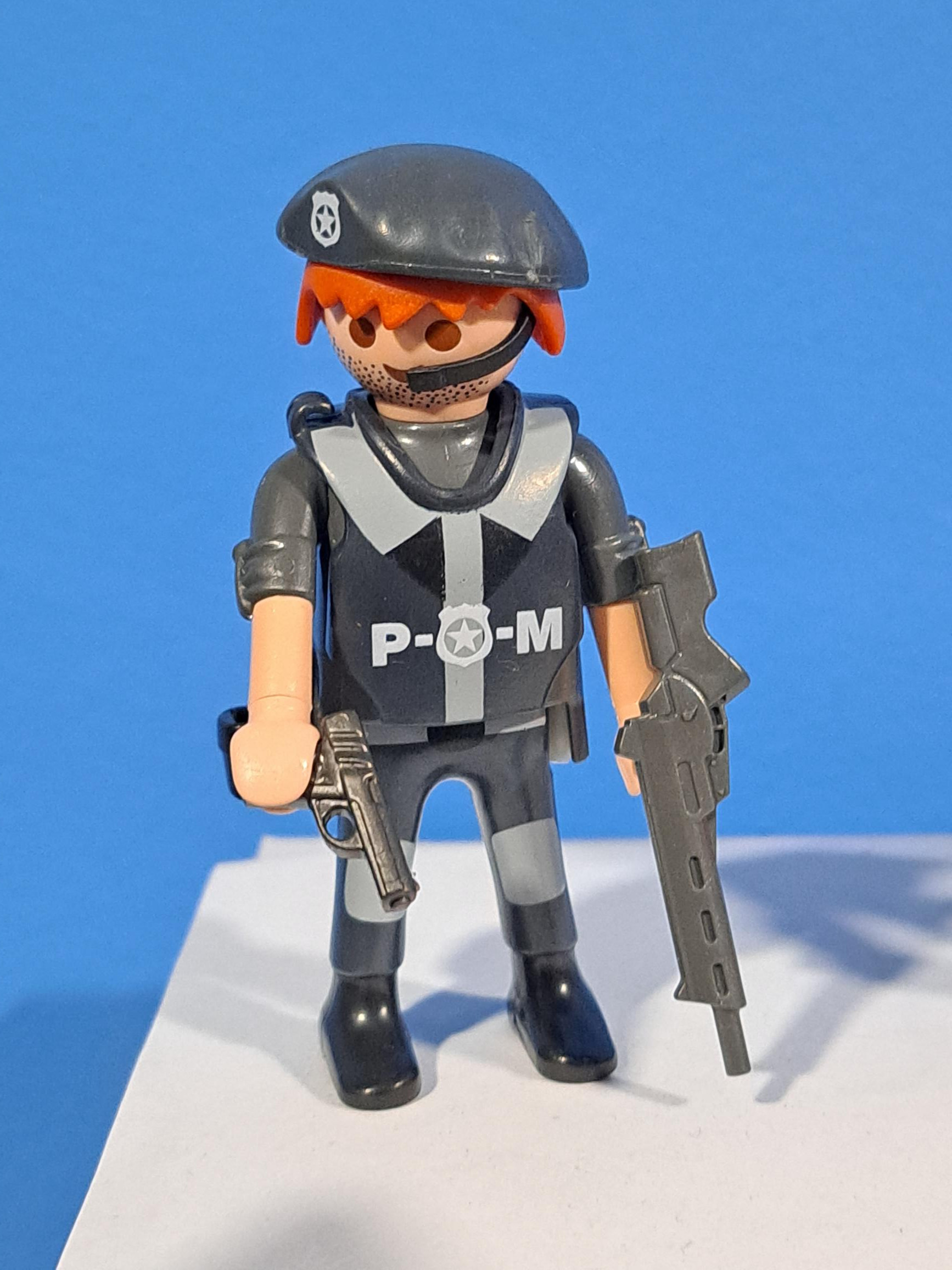 PLAYMOBIL FIGURA POLICIA CON PISTOLA Y AMETRALLADORA - 16/2/19