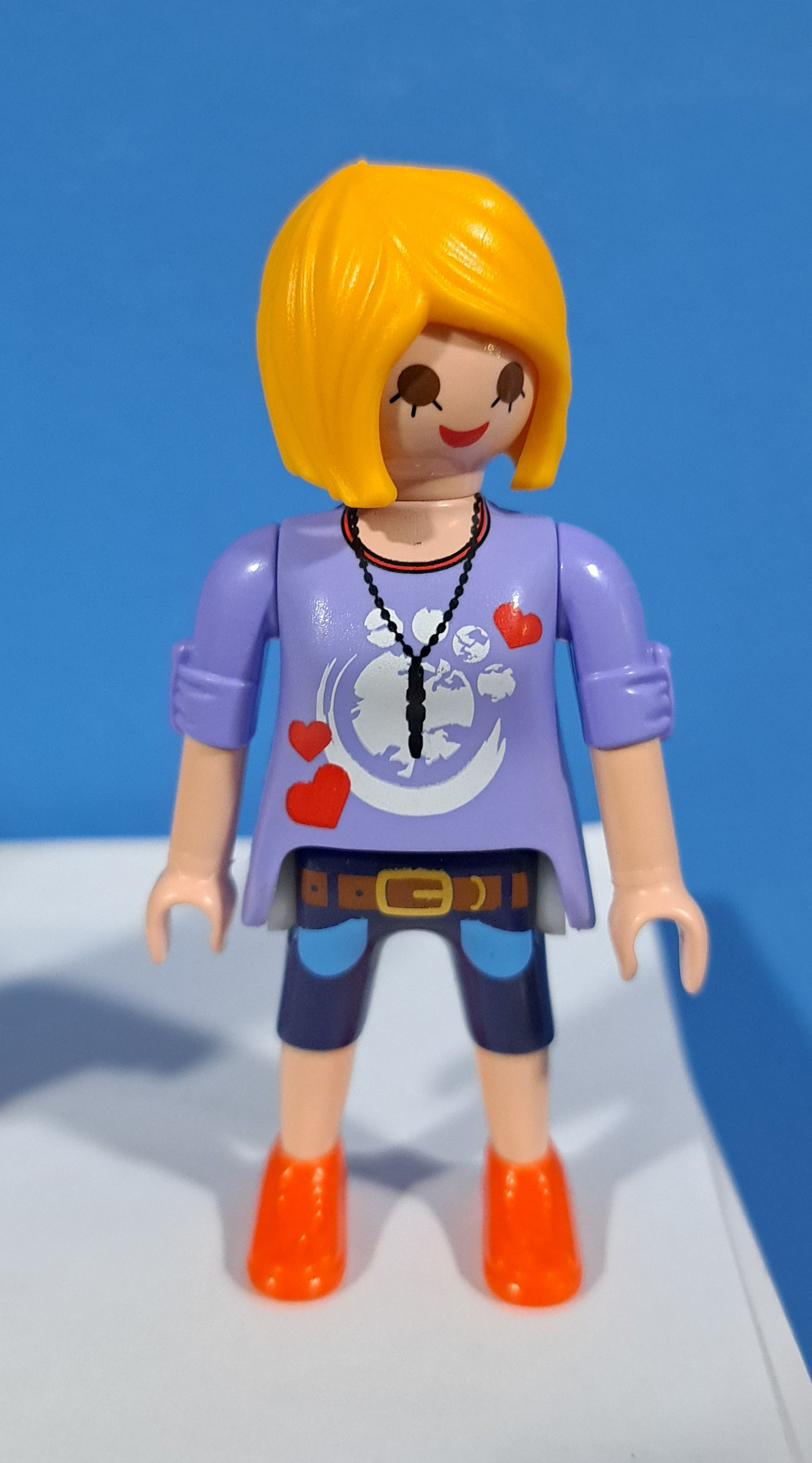PLAYMOBIL FIGURA CHICA CAMISETA MORADA- 27/7/21