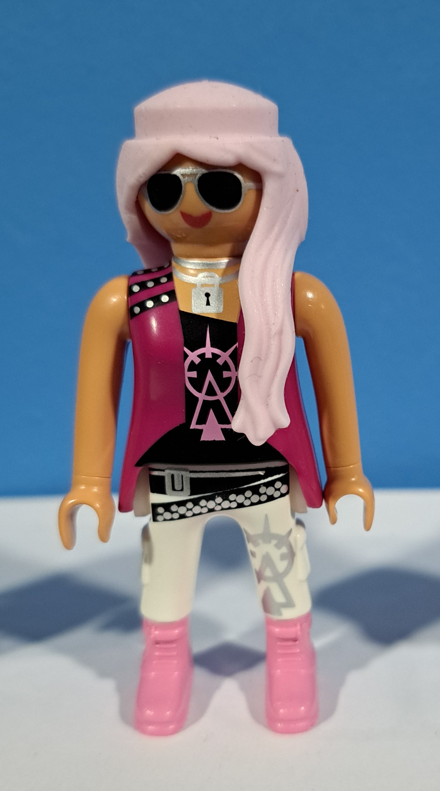 PLAYMOBIL FIGURA CHICA ROCKERA PELO ROSA - 27/7/21