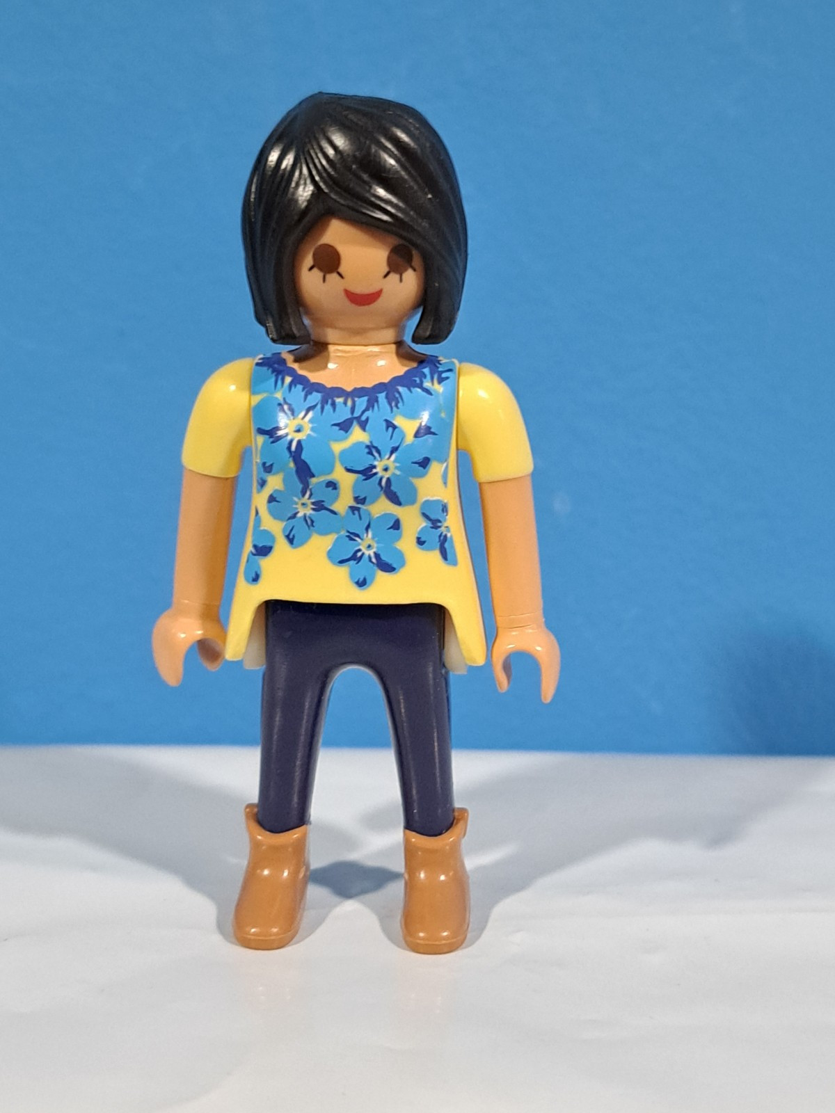 PLAYMOBIL MUJER MORENA CAMISETA AMARILLA - 30/8/22