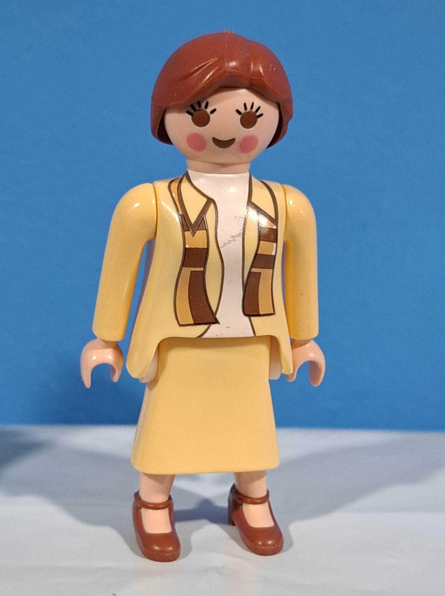 PLAYMOBIL FIGURA PROFESORA CON TRAJE AMARILLO - 30/8/22