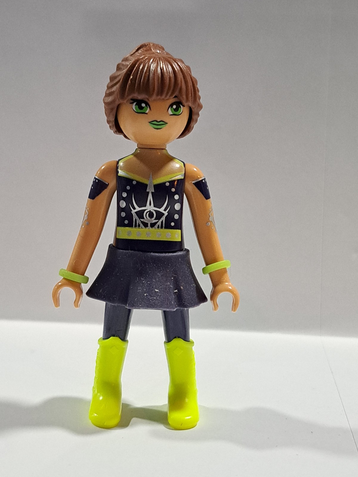 PLAYMOBIL FIGURA AYUMA CON BOTAS AMARILLAS - 2/4/23
