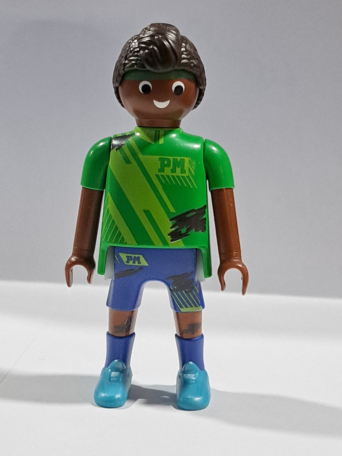 PLAYMOBIL HOMBRE NEGRO CON CAMISETA VERDE - 20/4/23