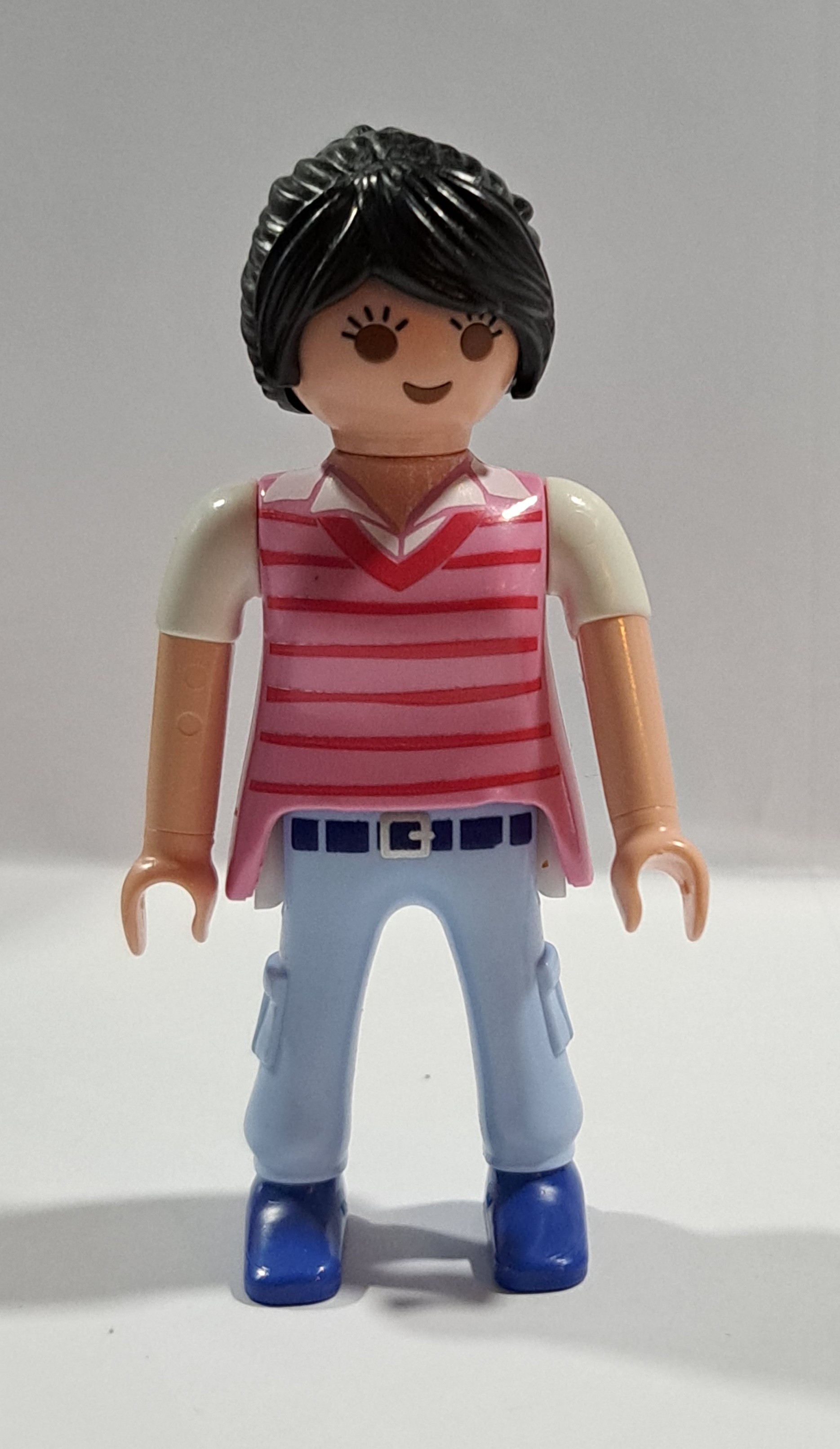 PLAYMOBIL CHICA MORENA CON MOÑO Y CAMISETA ROSA - 16/6/23