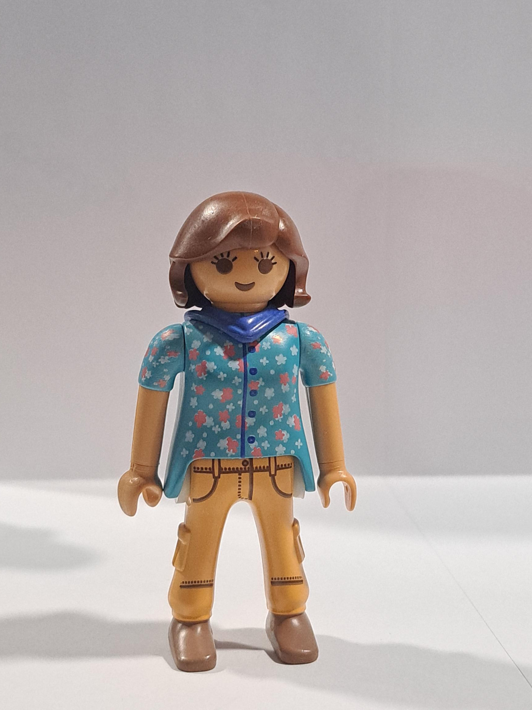 PLAYMOBIL FIGURA CHICA CAMISA COLORES Y CAPUCHA - 23/10/20