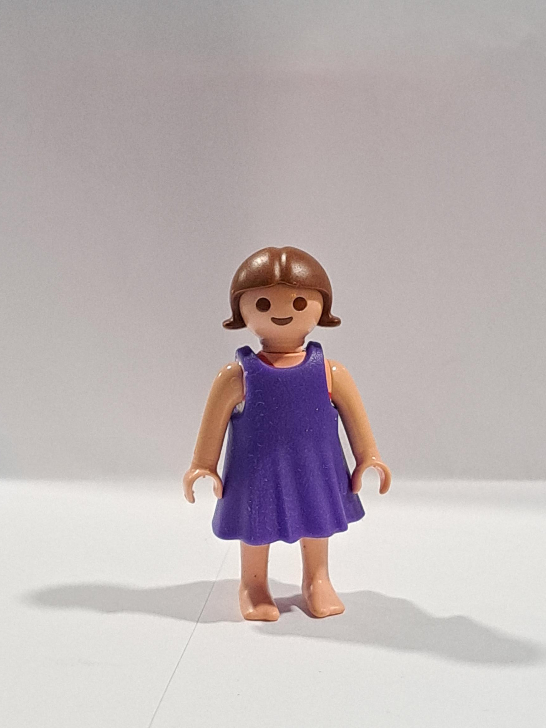 PLAYMOBIL NIÑA CON TRAJE MORADO - 16/6/23