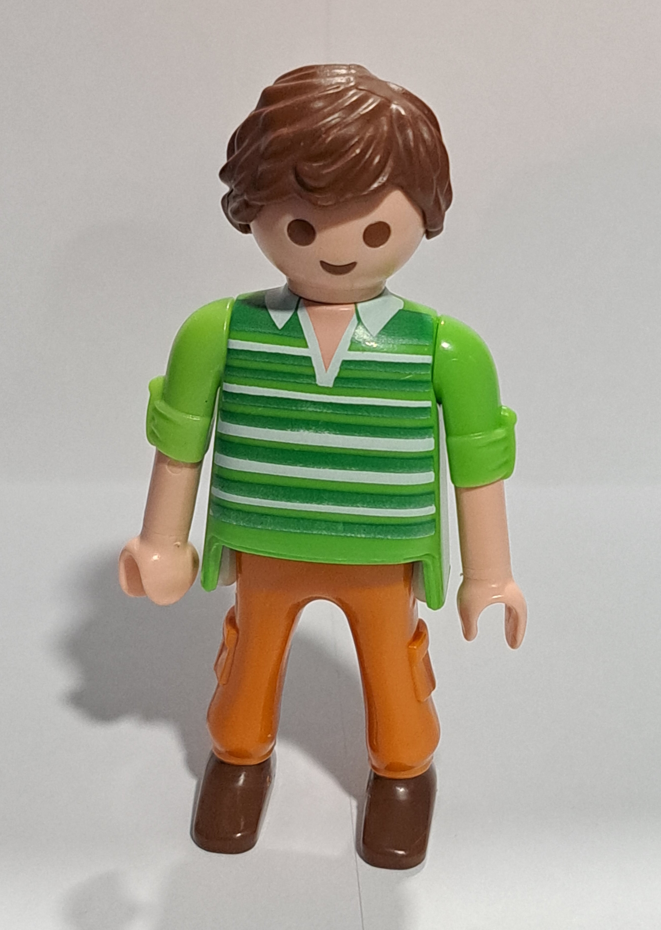 PLAYMOBIL FIGURA HOMBRE CITY CON CAMISETA VERDE - 21/8/23