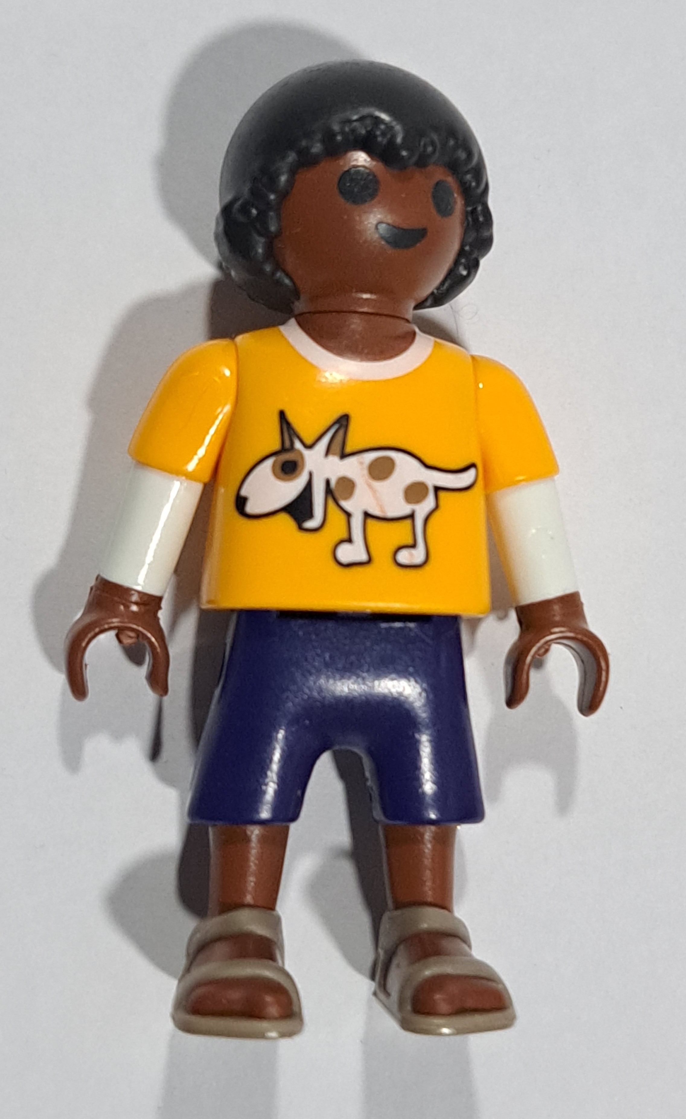 PLAYMOBIL NIÑO NEGRO CON PERRO EN CAMISETA - 21/8/23