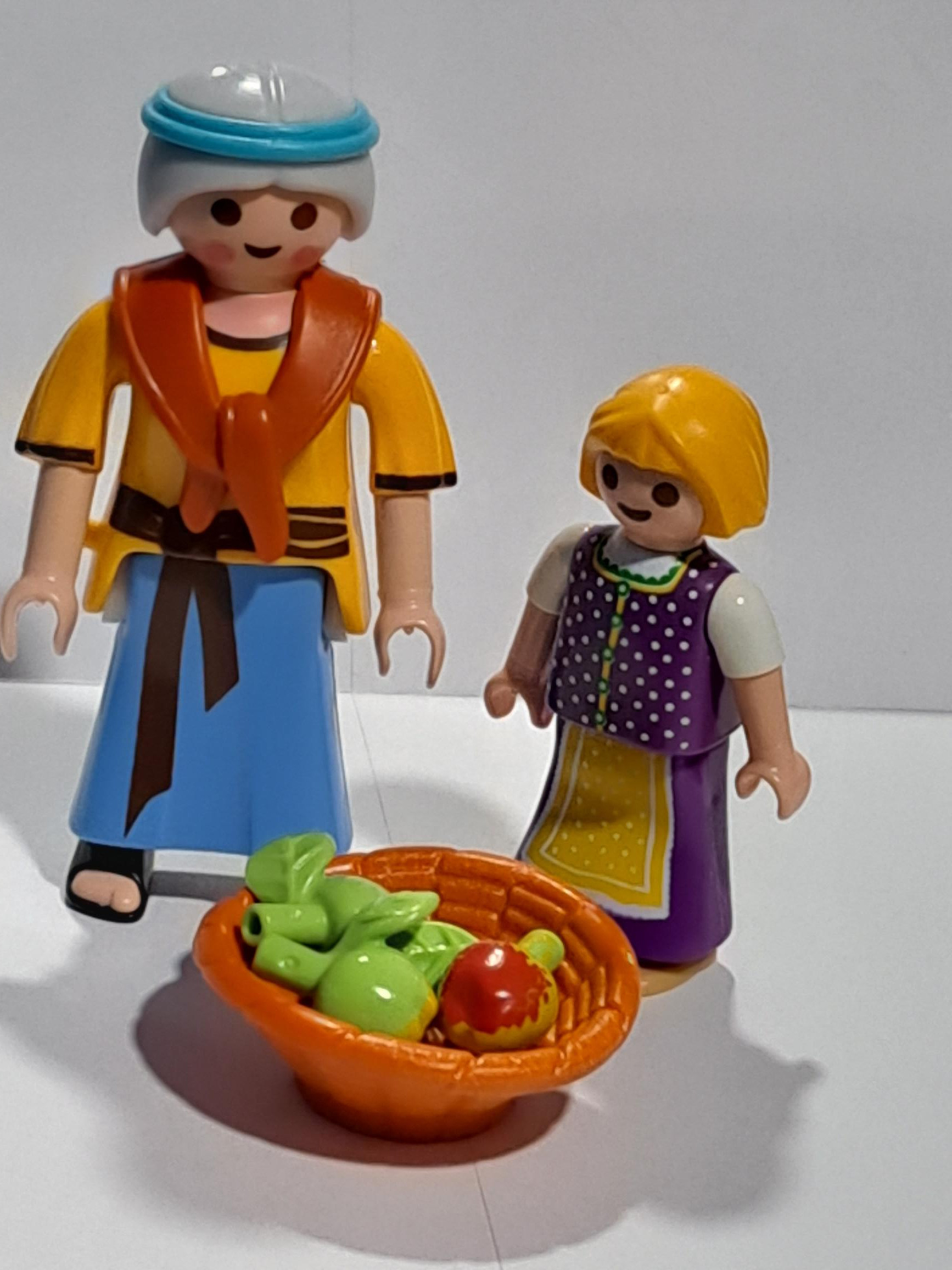 PLAYMOBIL ALDEANA CON SU HIJA VENDIENDO , MEDIEVAL , BELEN - 5/6/23