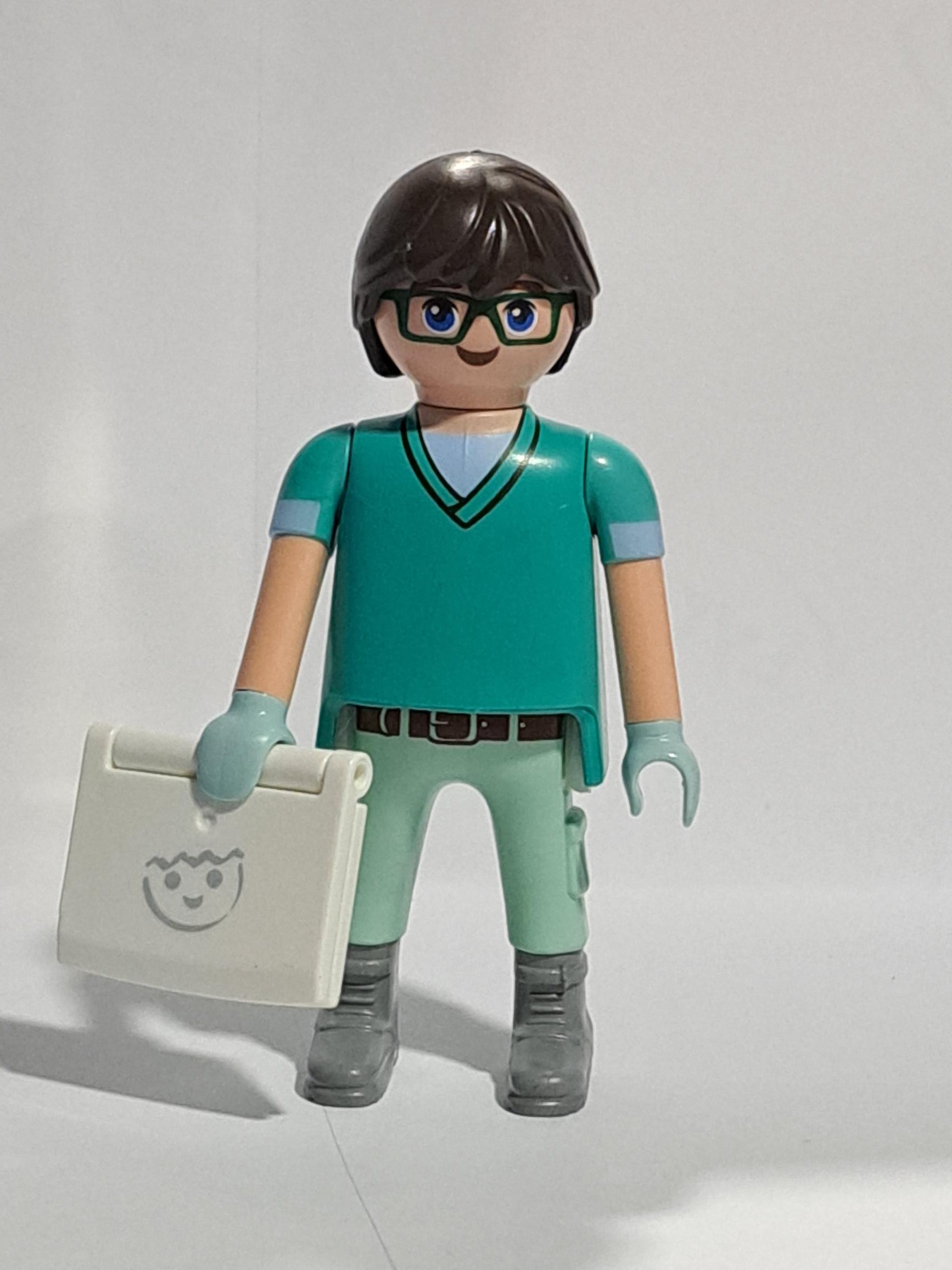 PLAYMOBIL FIGURA VETERINARIO CON ORDENADOR , MEDICO - 28/9/23