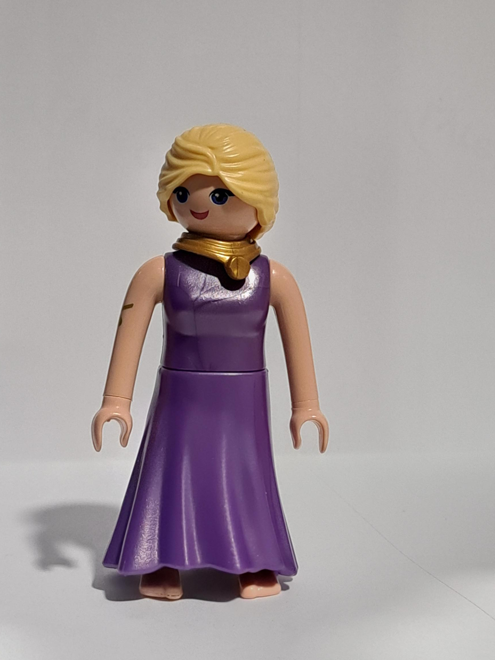 PLAYMOBIL FIGURA MUJER TRAJE MORADO - 30/10/23