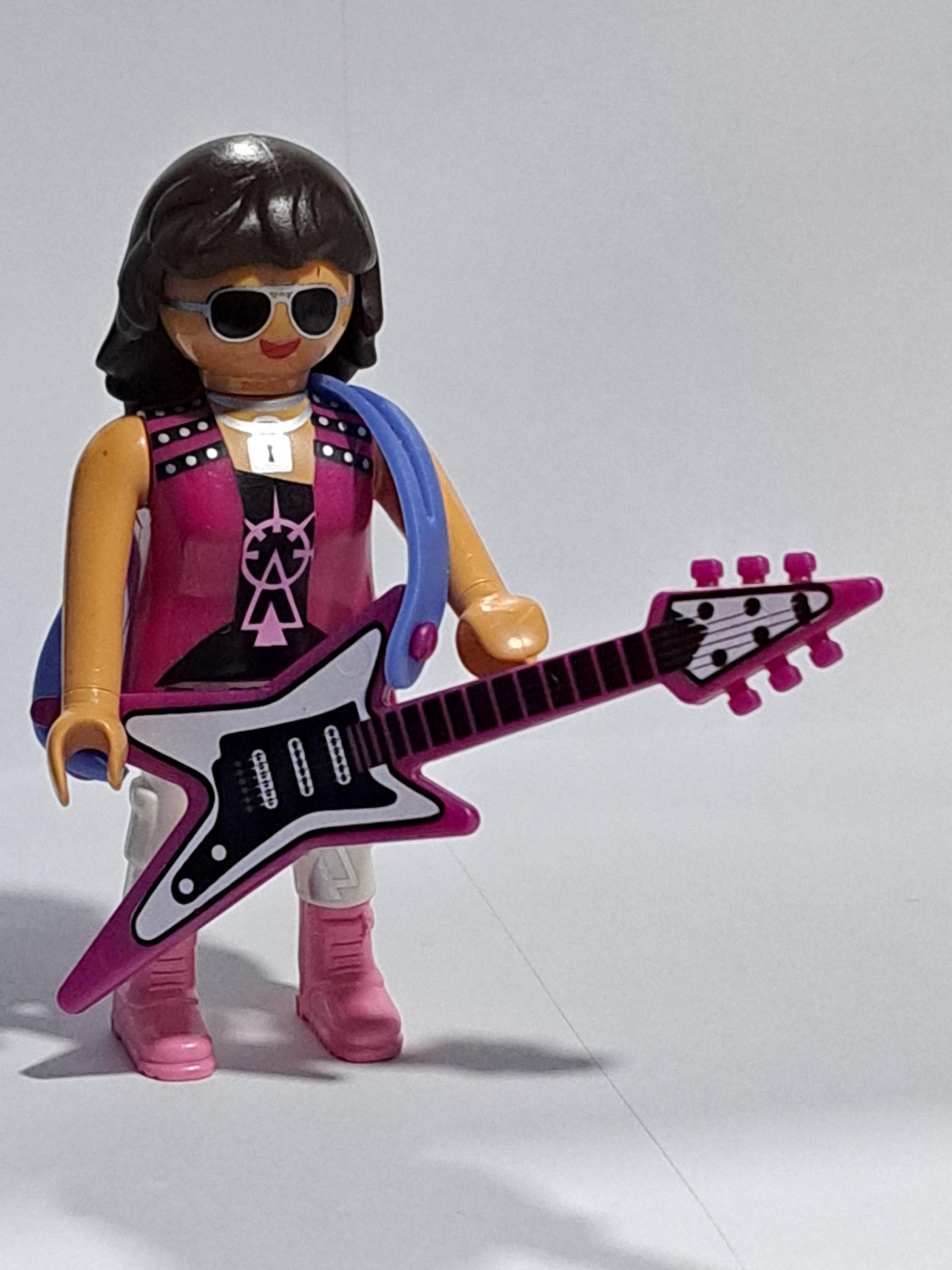 PLAYMOBIL ROCKERA CON GUITARRA ELECTRICA - 6/6/23