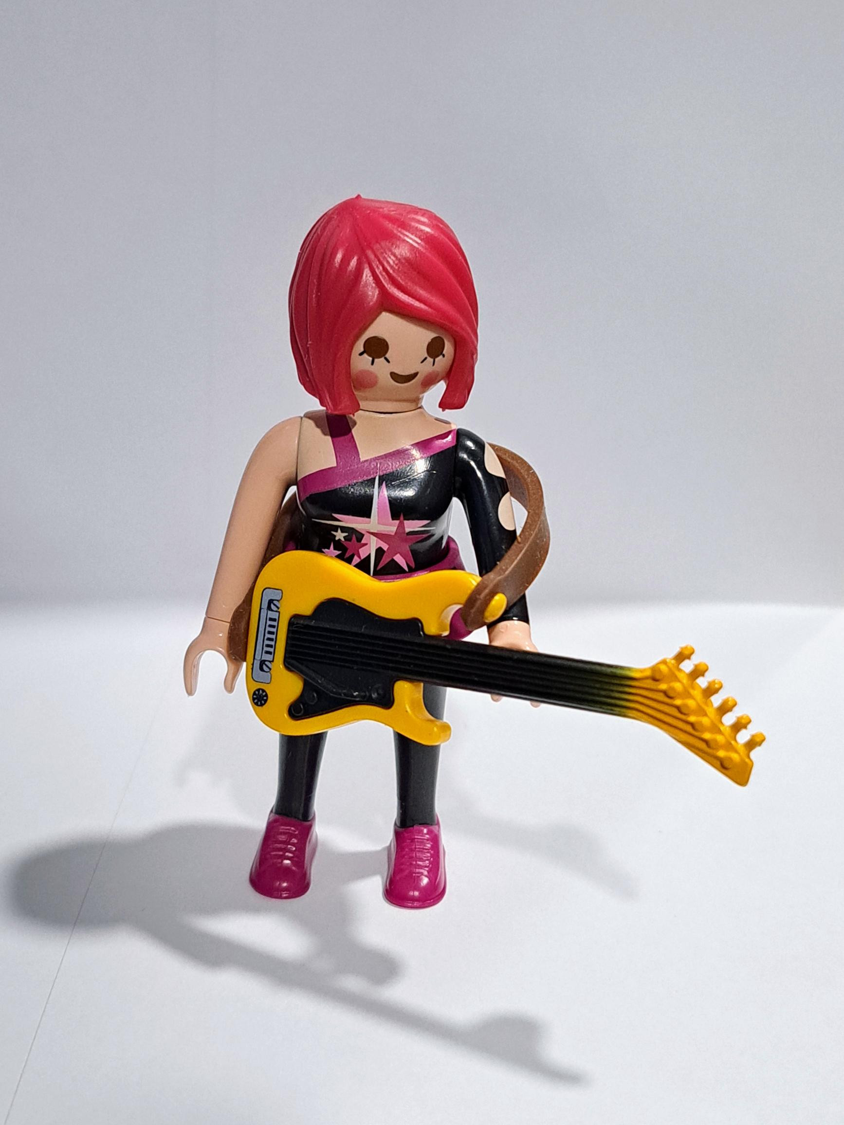 PLAYMOBIL ROCKERA CON GUITARRA AMARILLA - 18/12/23