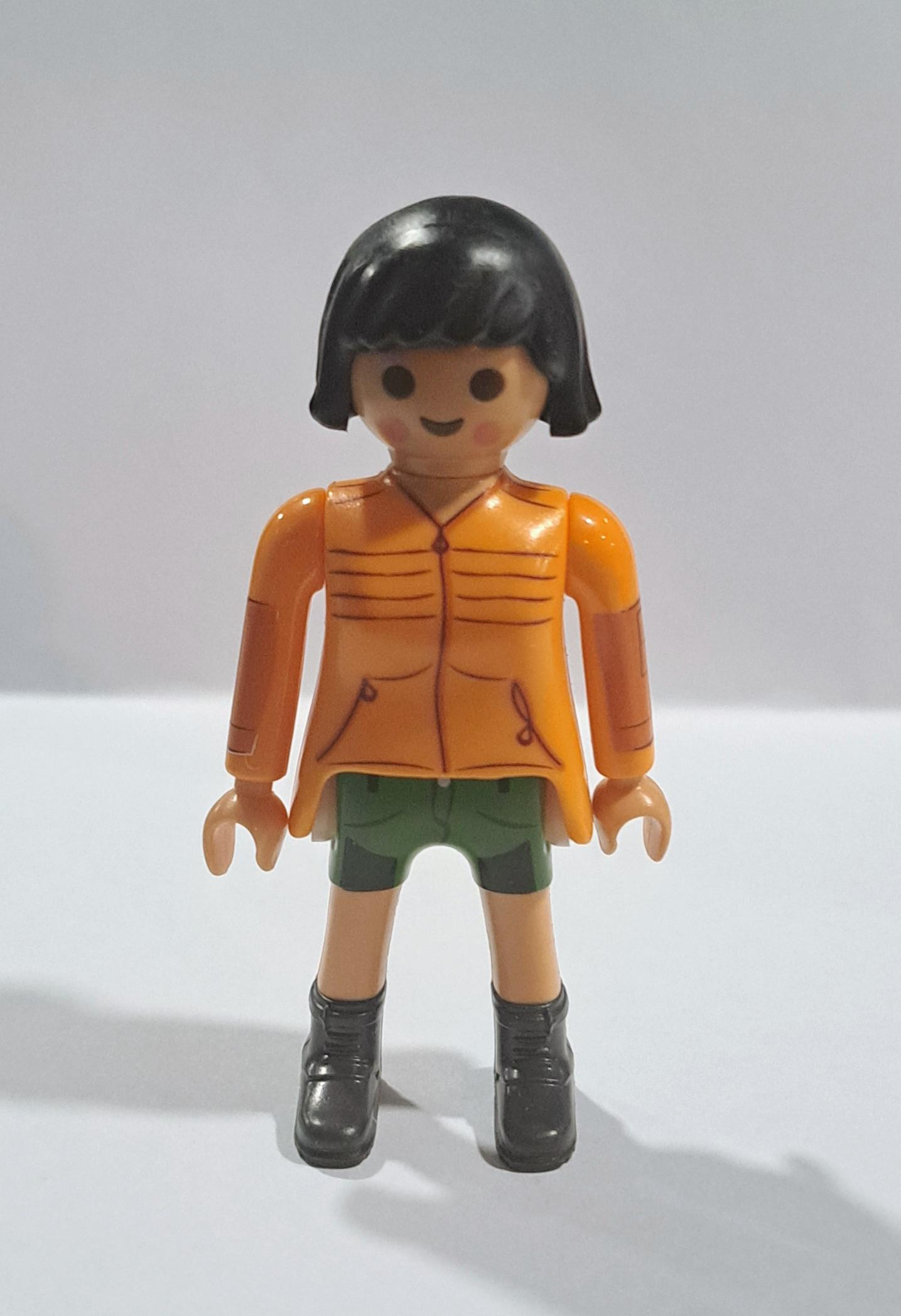 PLAYMOBIL CHICA JOVEN MORENA , SENDERISTA EN PANTALON CORTO - 10/6/21