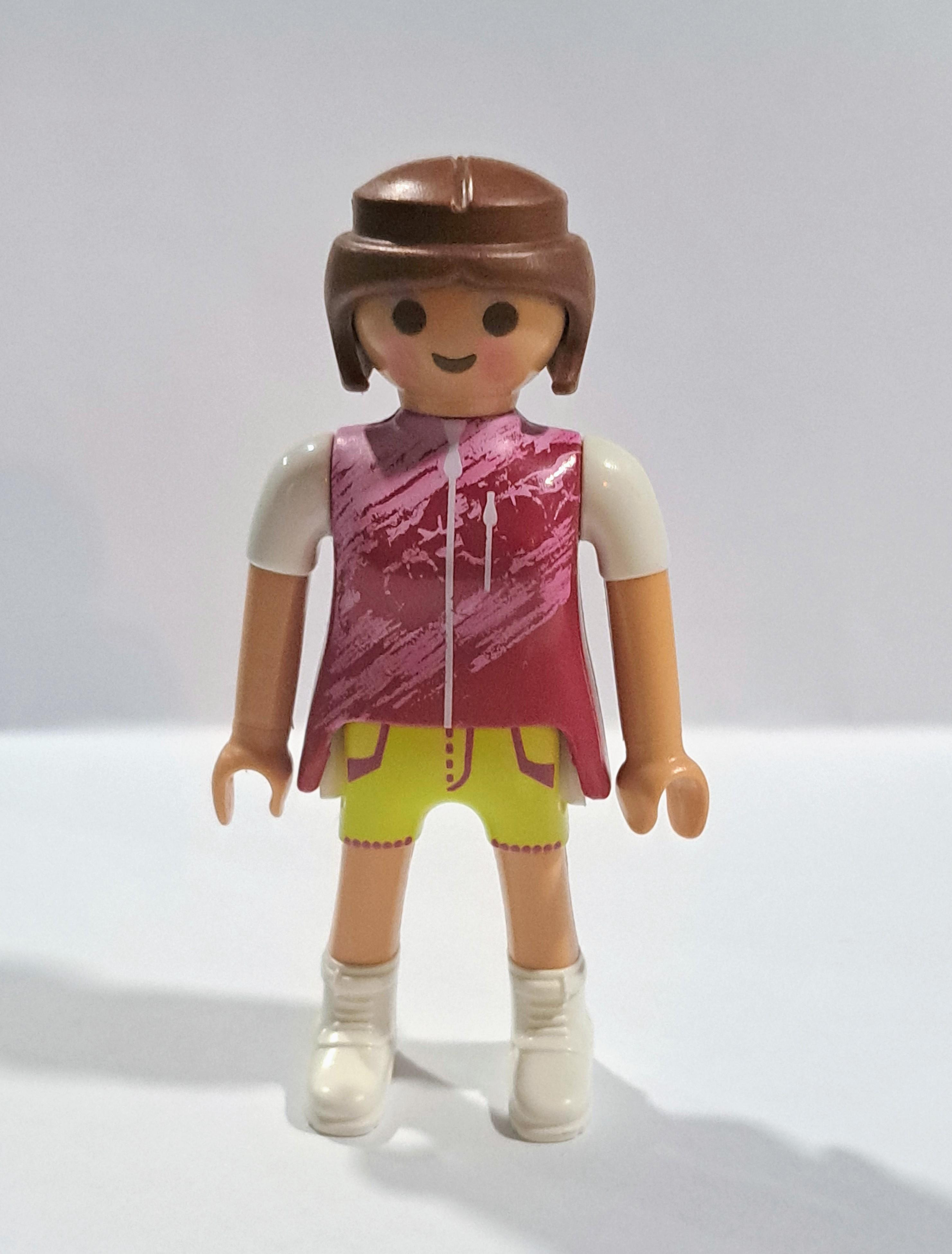 PLAYMOBIL CHICA JOVEN PANTALON CORTO AMARILLO - 10/6/21