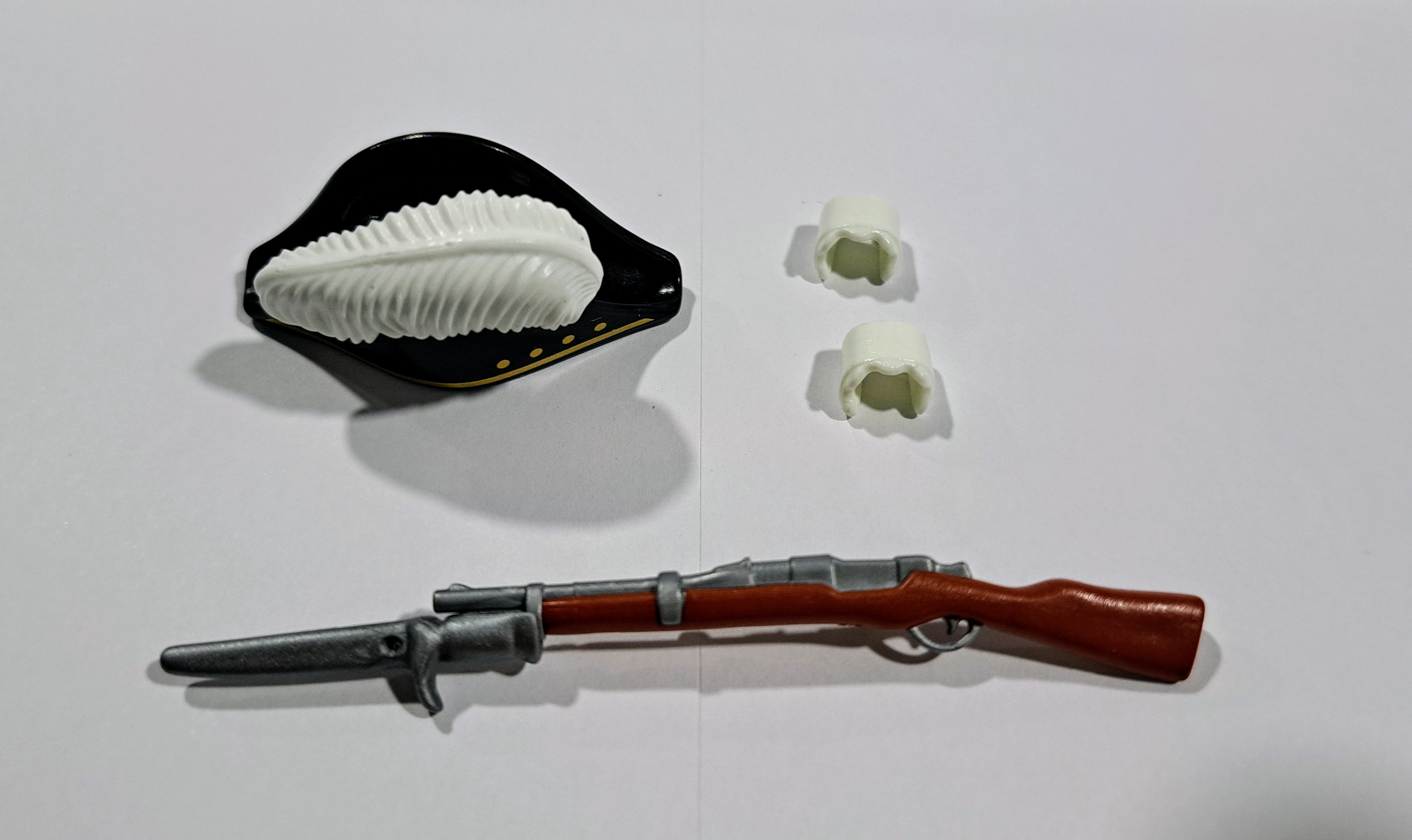 PLAYMOBIL LOTE RIFLE CON BAYONETA , GORRO , PLUMA Y MUÑEQUERAS - 30/10/23