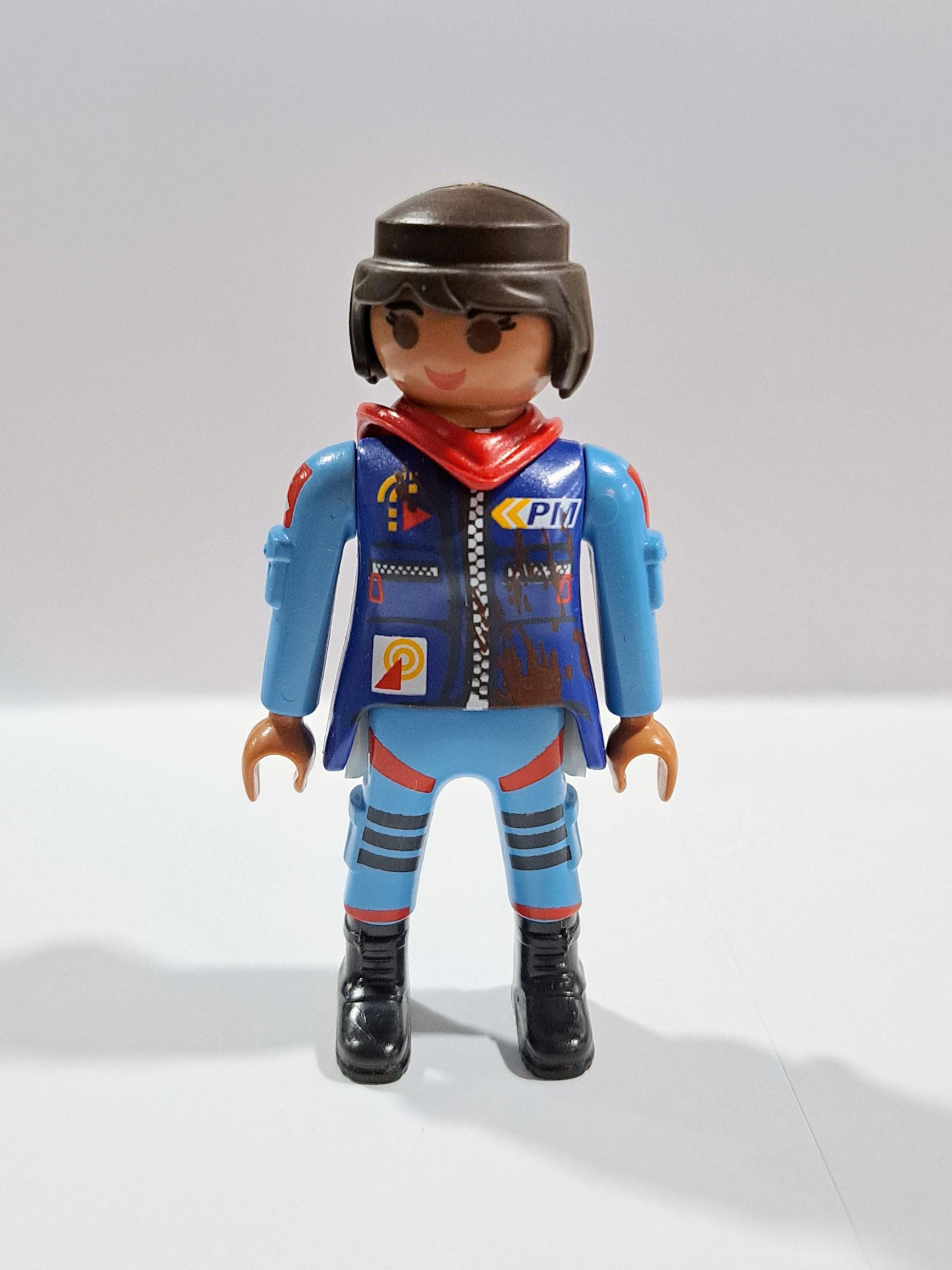 PLAYMOBIL FIGURA MUJER CON CAPUCHA ROJA - 30/10/23
