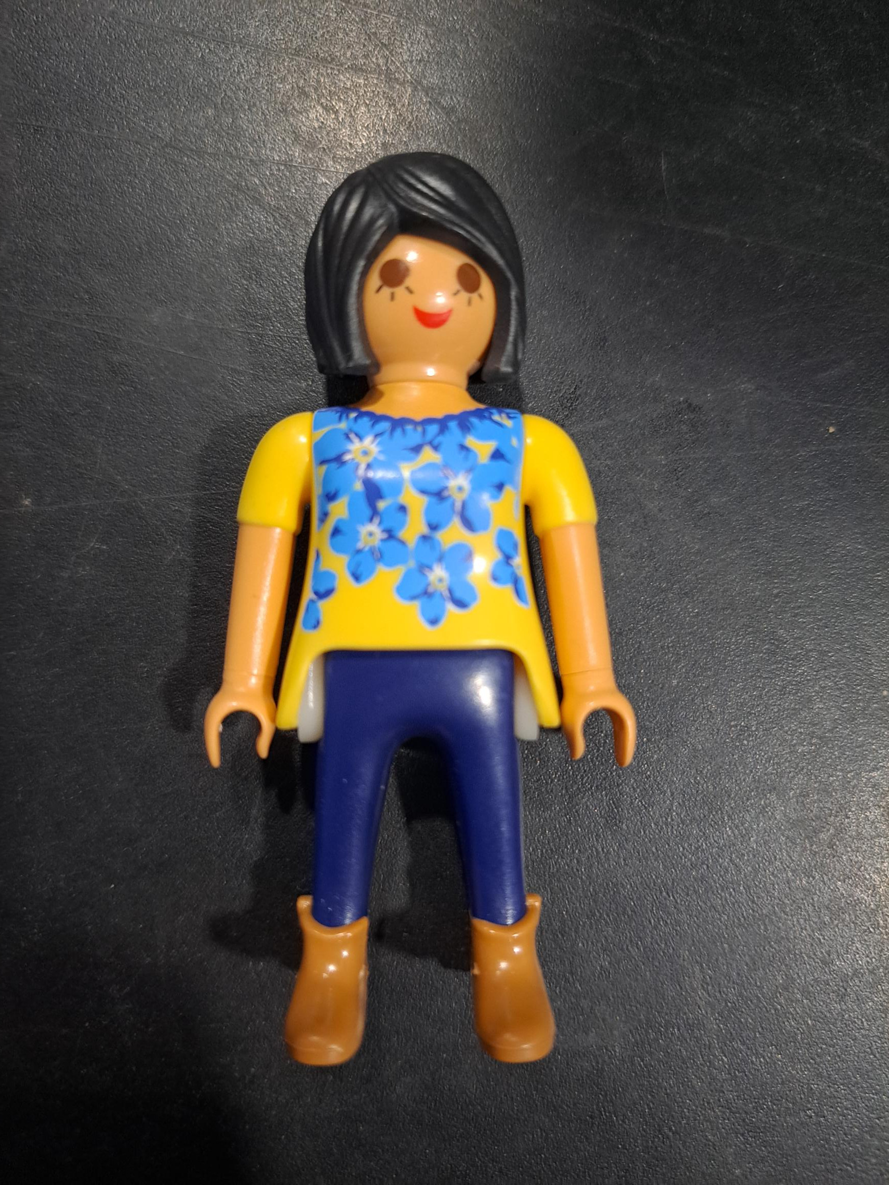PLAYMOBIL CHICA CAMISETA AMARILLA FLORES - 25/6/21