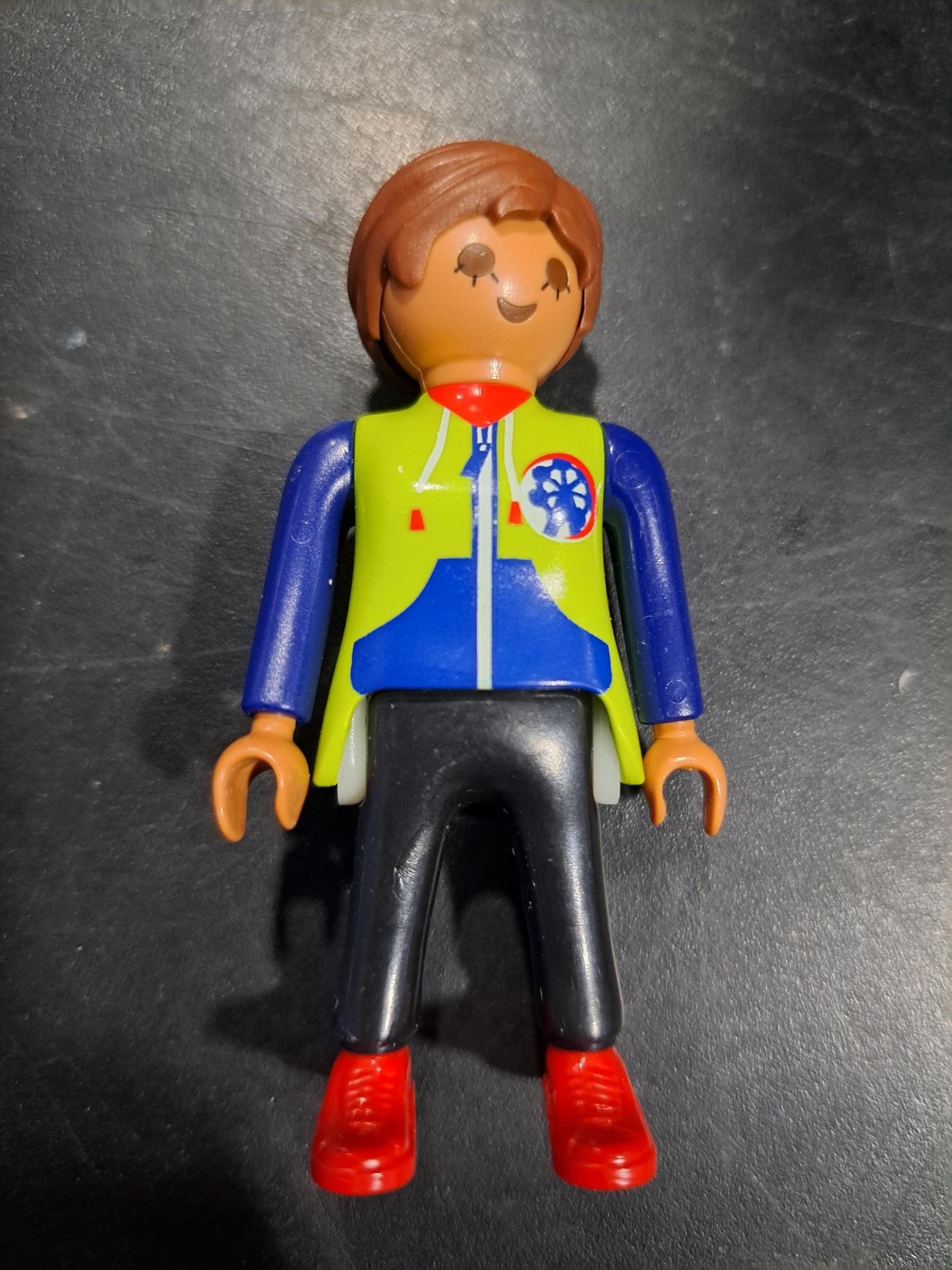 PLAYMOBIL CHICA ZAPATILLAS ROJAS - 25/6/21