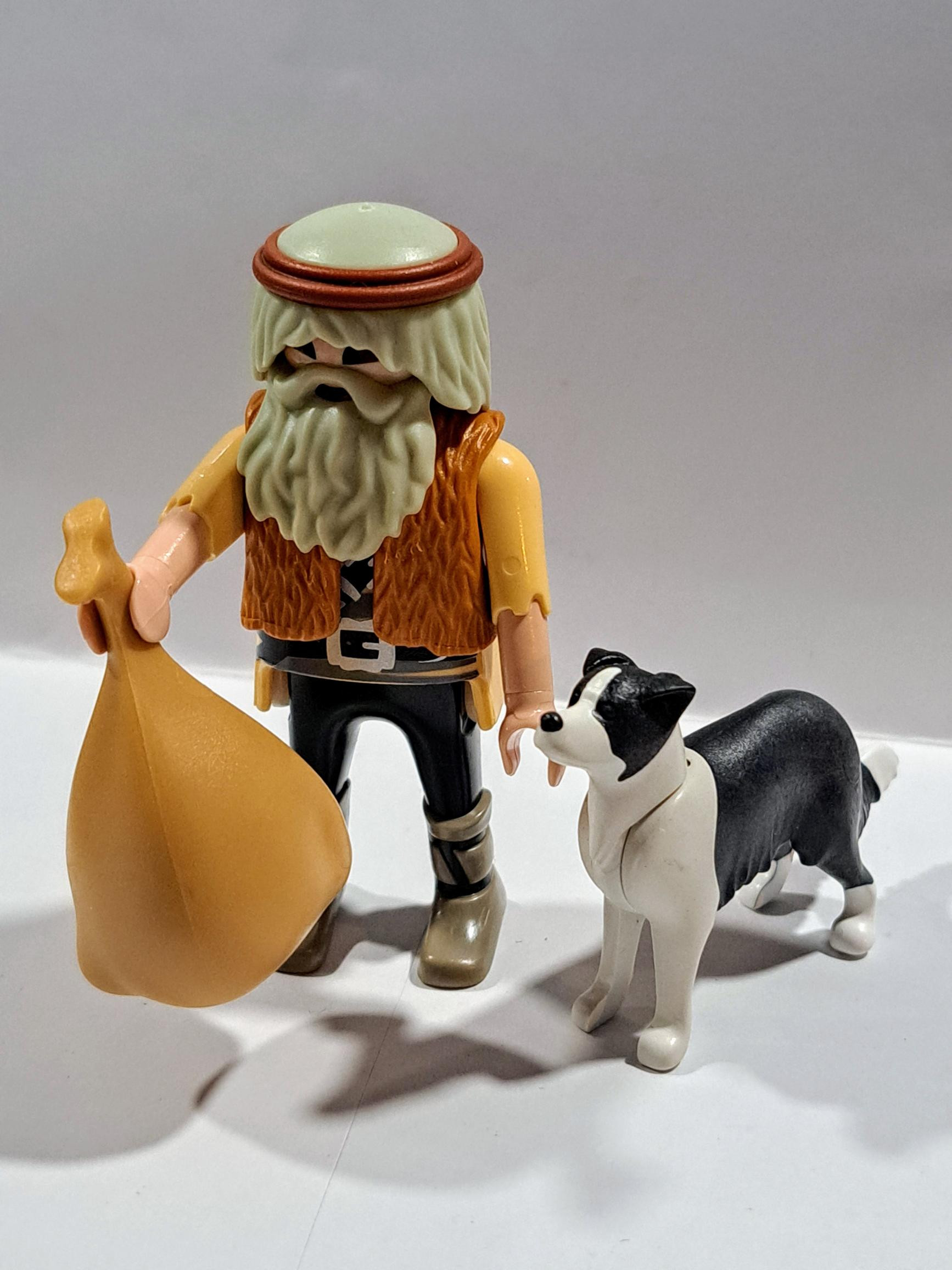 PLAYMOBIL ALDEANO CON SU PERRO Y SACO DE ALIMENTOS , BELEN - 30/9/15