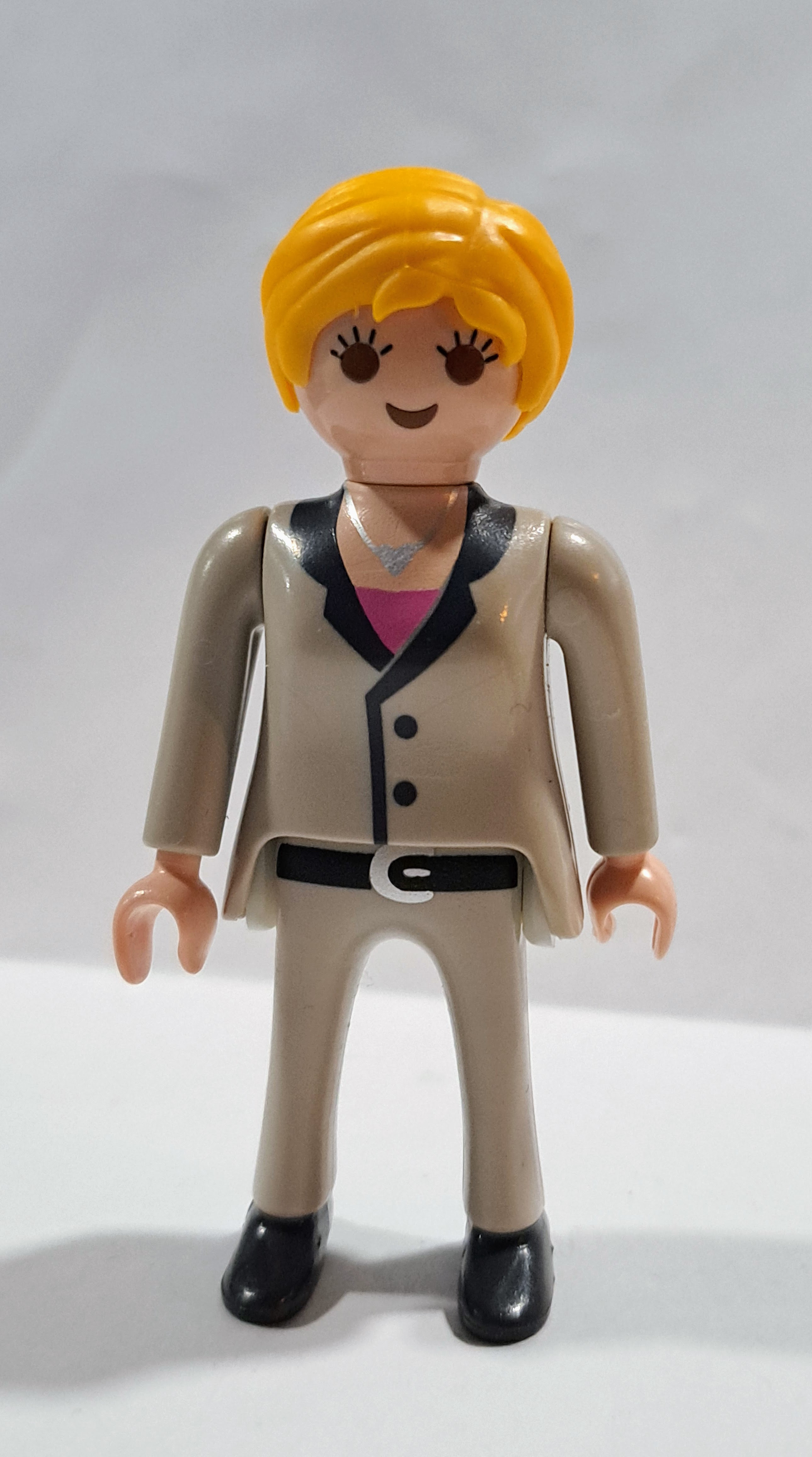 PLAYMOBIL MUJER CHAQUETA Y PANTALON GRIS - 2/10/20