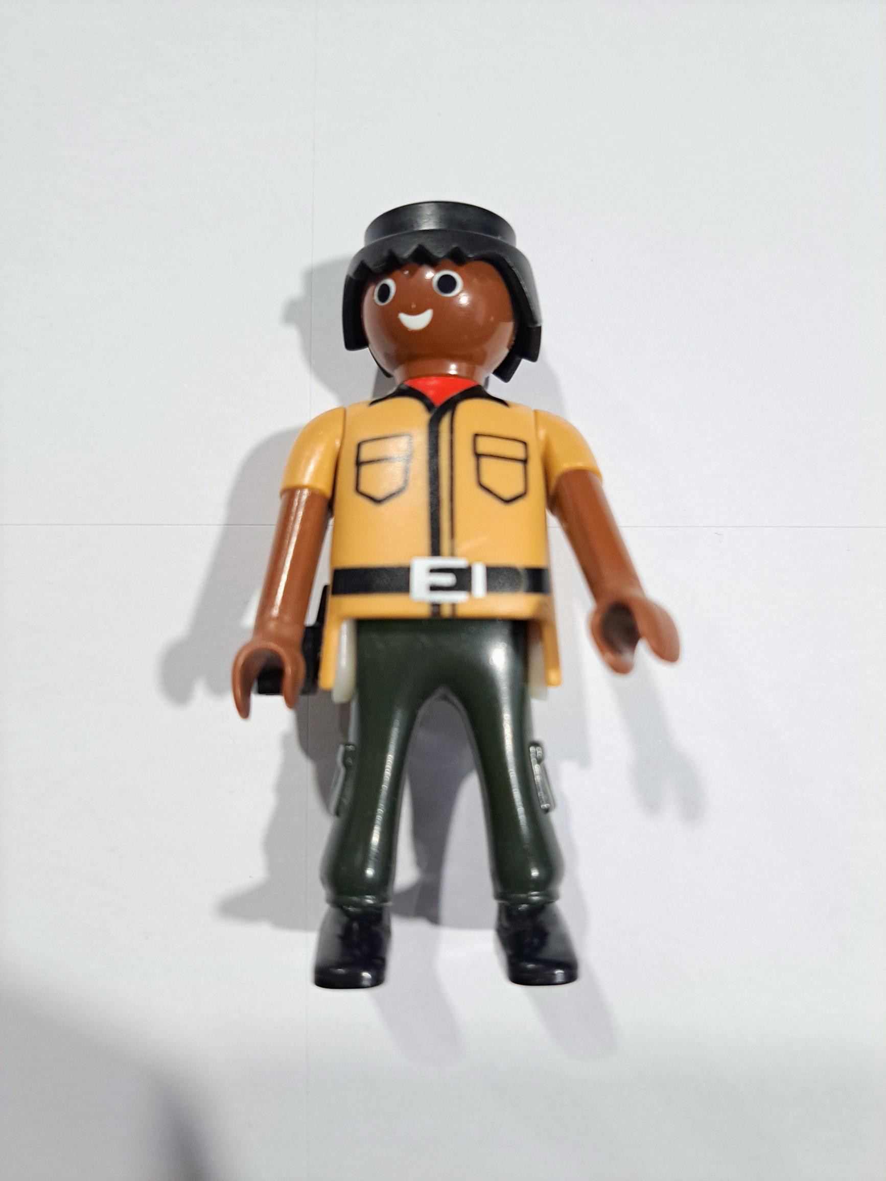 PLAYMOBIL FIGURA VIGILANTE NEGRO SAFARI - 16/11/18