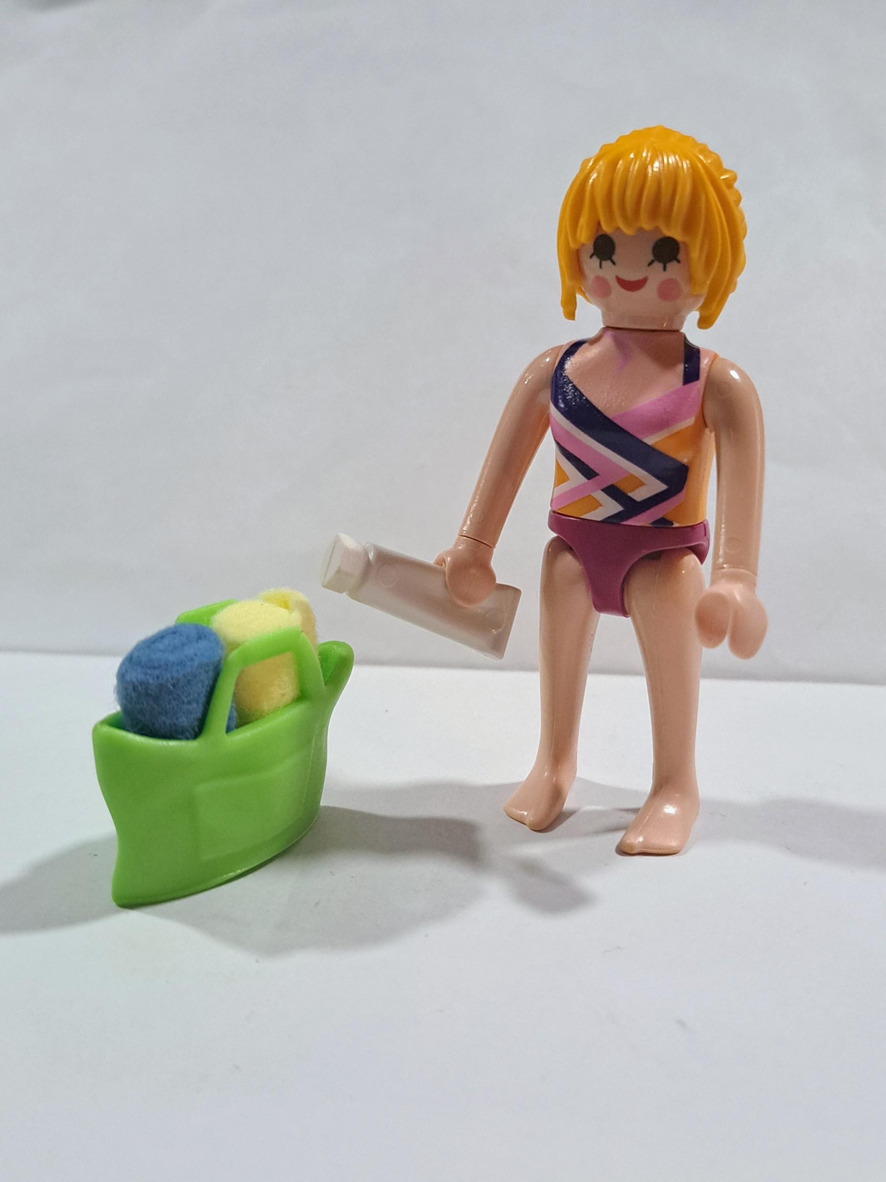 PLAYMOBIL CHICA CON BOLSA DE PLAYA Y TOALLAS - 15/2/22