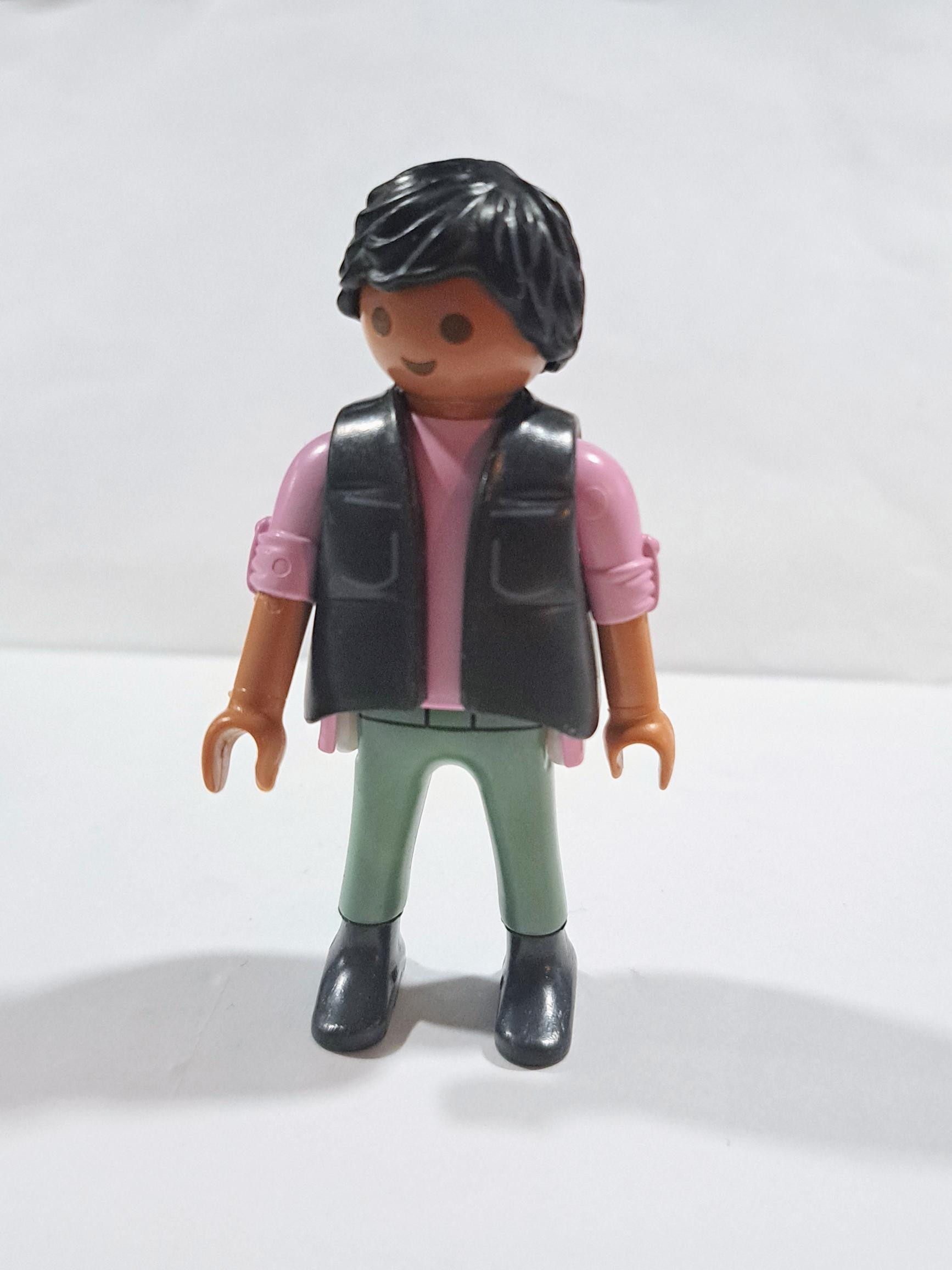 PLAYMOBIL FIGURA CHICO MORENO Y CAMISETA ROSA - 15/2/22