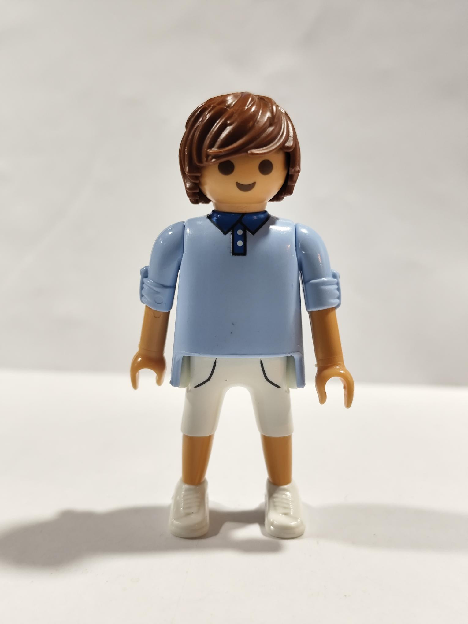 PLAYMOBIL FIGURA CHICO CAMISETA AZUL Y ZAPATILLAS BLANCAS - 2/7/24