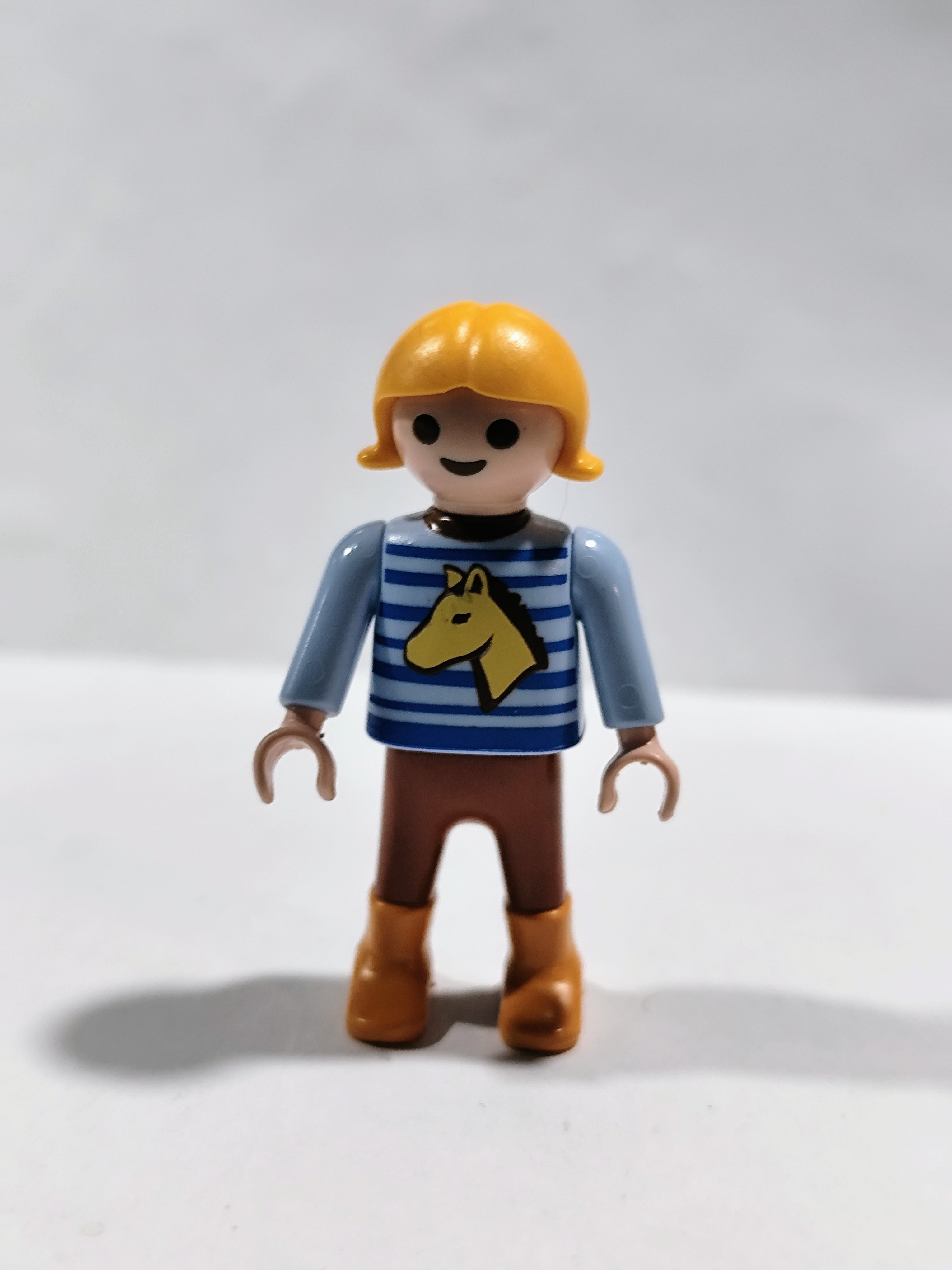 PLAYMOBIL FIGURA NIÑA CON PONY EN CAMISETA - 2/7/24