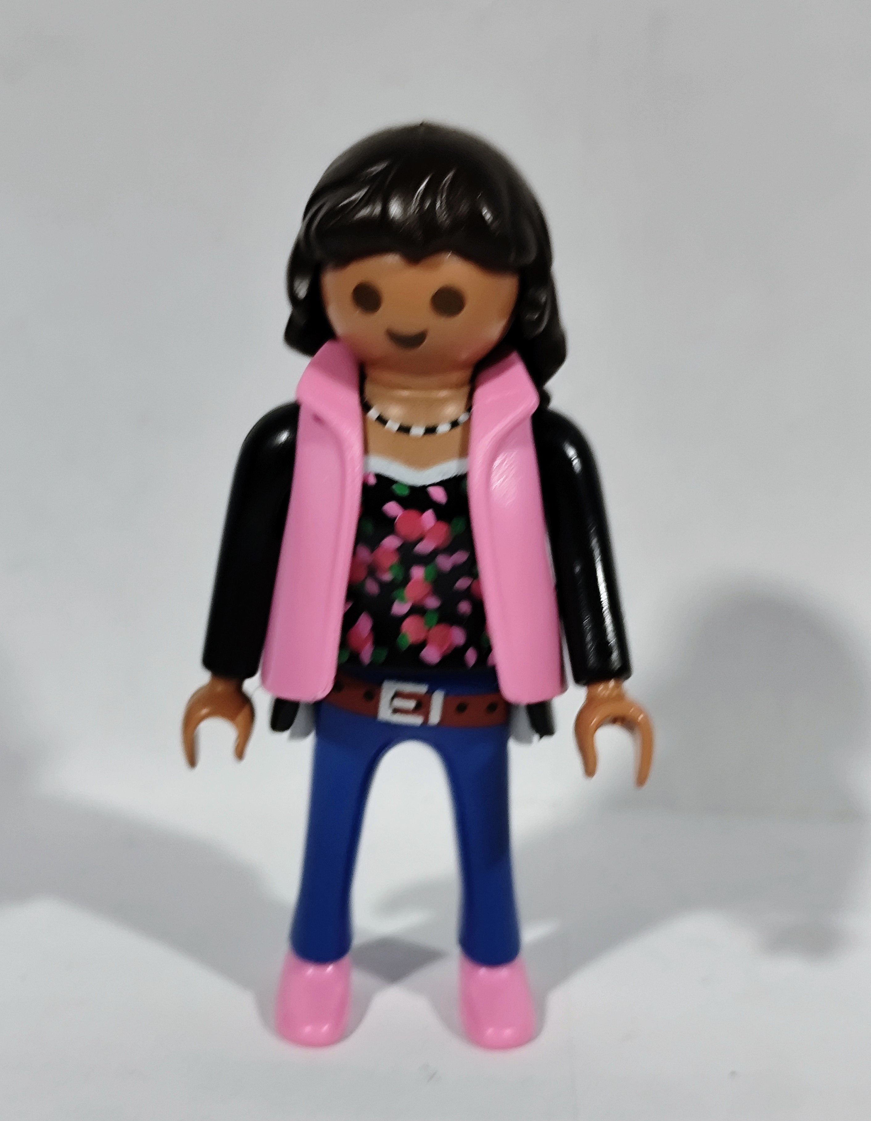 PLAYMOBIL MUJER MORENA CON CHALECO ROSA - 13/8/24