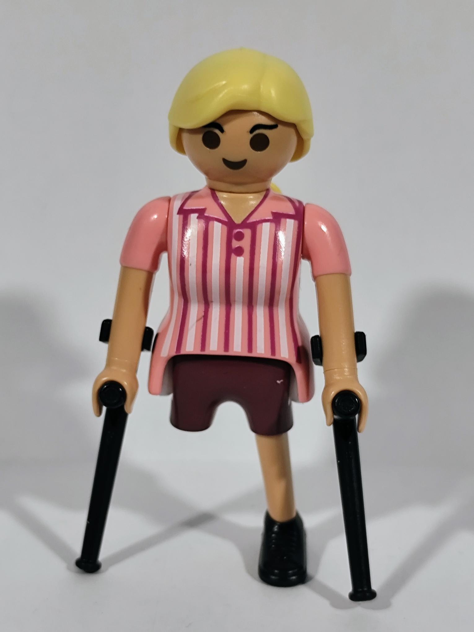 PLAYMOBIL MUJER CON PIERNA AMPUTADA Y MULETAS - 15/3/19