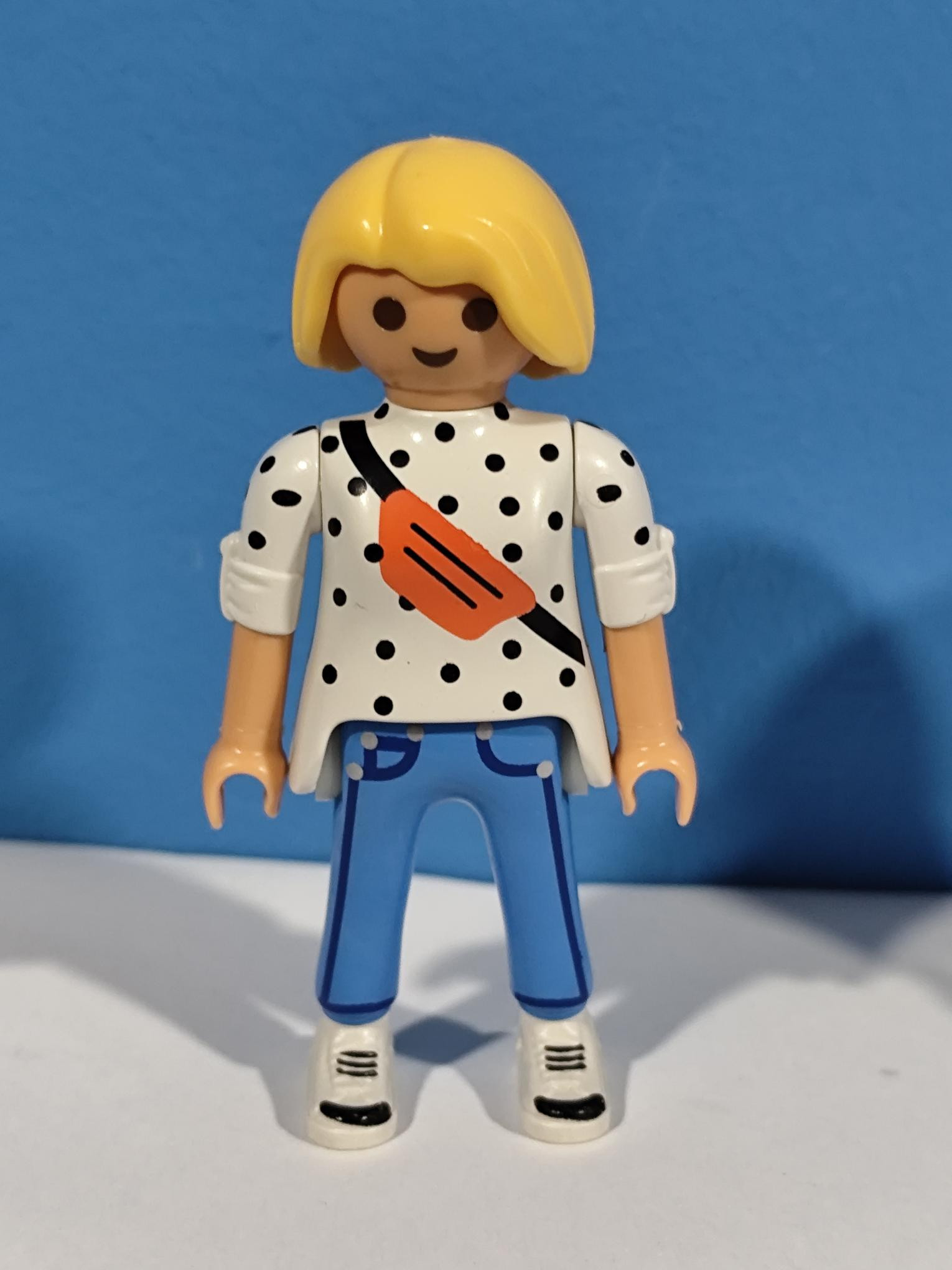 PLAYMOBIL CHICA MODERNA RUBIA CON BANDOLERA DIBUJADA EN CAMISETA - 29/10/18