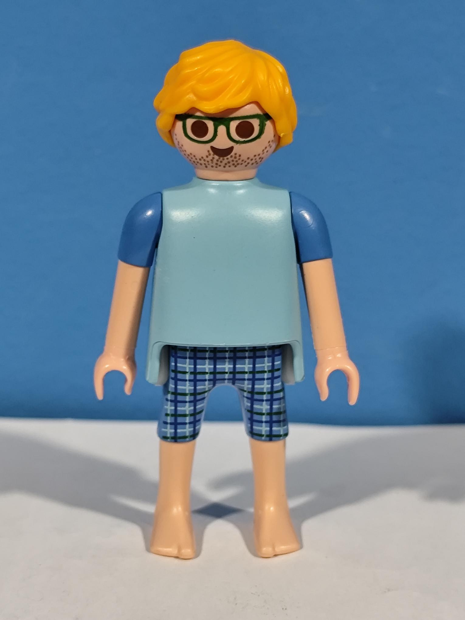 PLAYMOBIL FIGURA CHICO CON GAFAS EN PIJAMA - 17/5/22