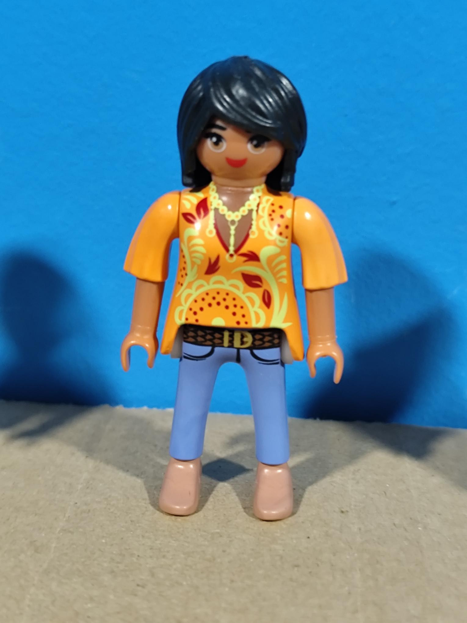 PLAYMOBIL FIGURA CHICA MORENA CAMISETA MODERNA - 16/3/22