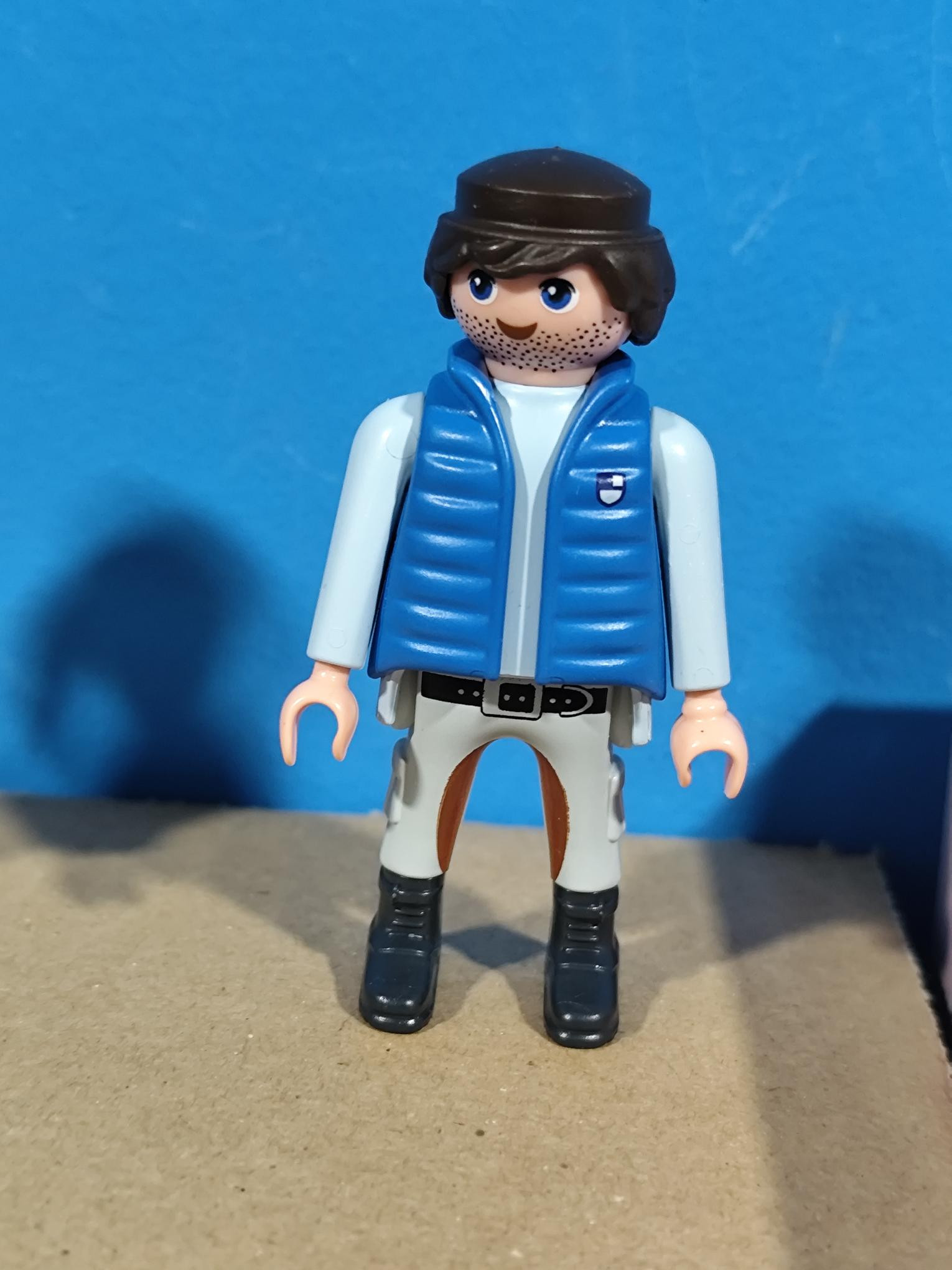 PLAYMOBIL FIGURA CHICO CON CHALECO AZUL - 16/3/22