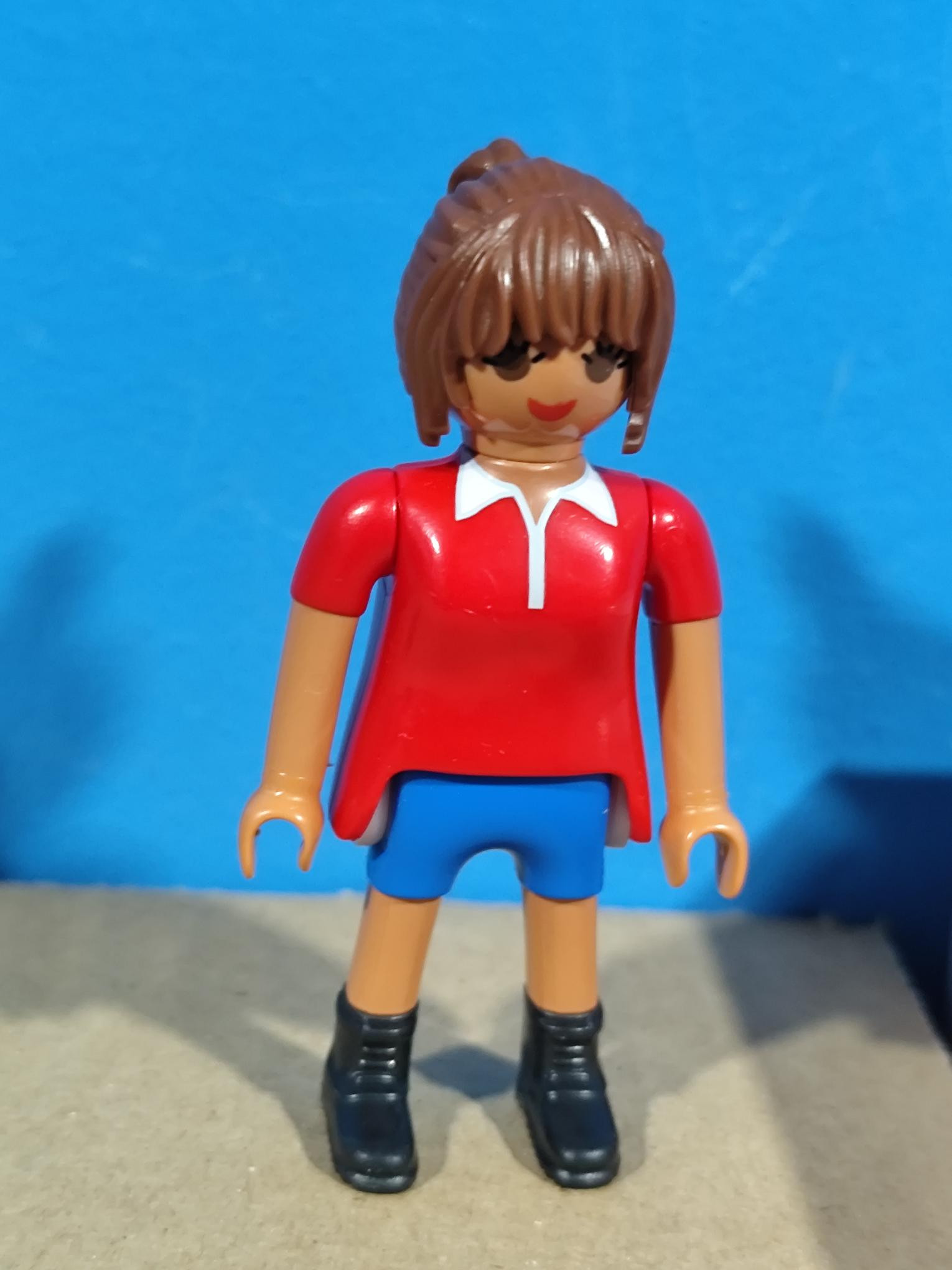 PLAYMOBIL FIGURA CHICA CON CAMISETA ROJA - 16/3/22