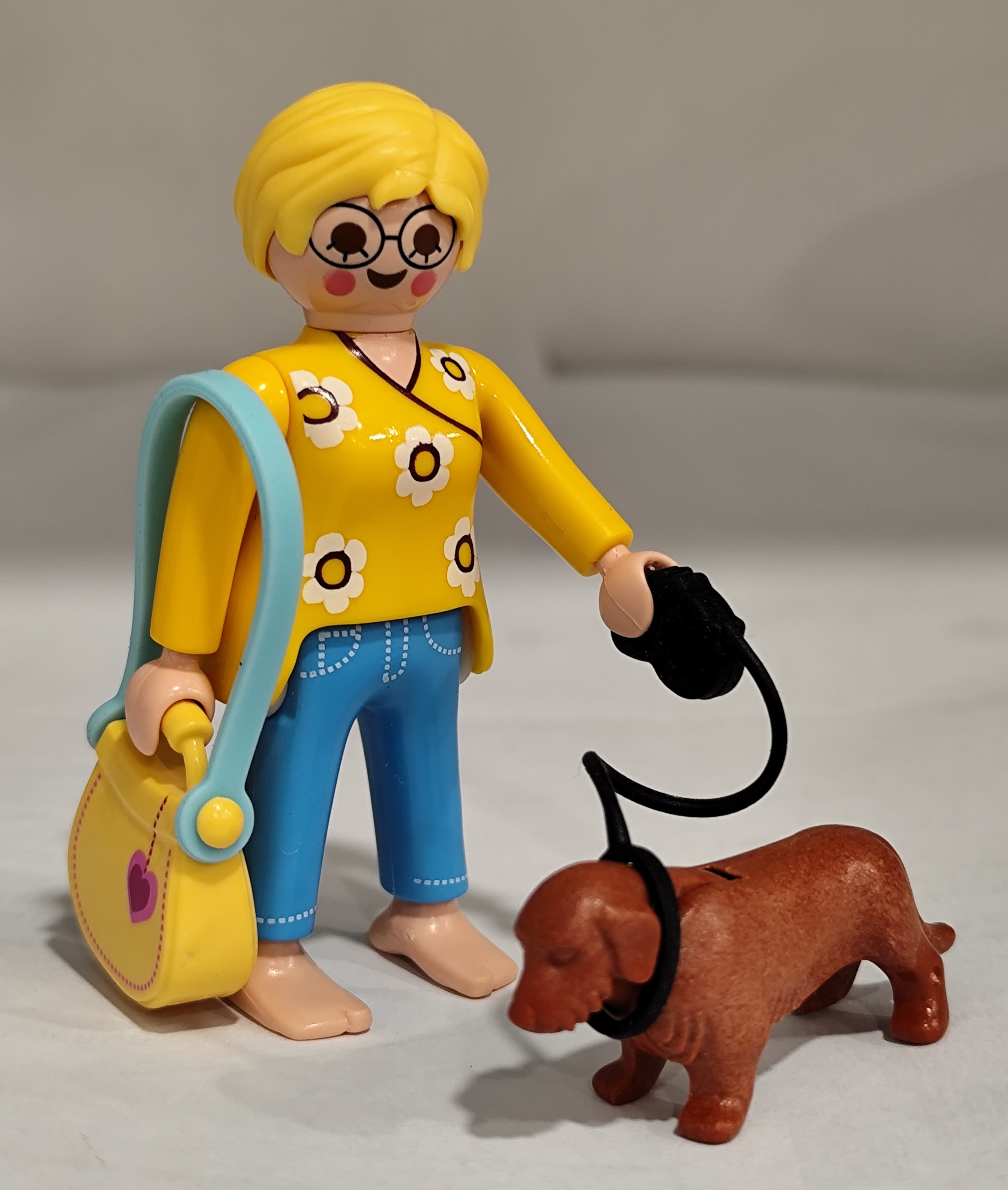 PLAYMOBIL MUJER DE GAFAS CON BOLSO Y PERRO SALCHICHA - 14/5/25