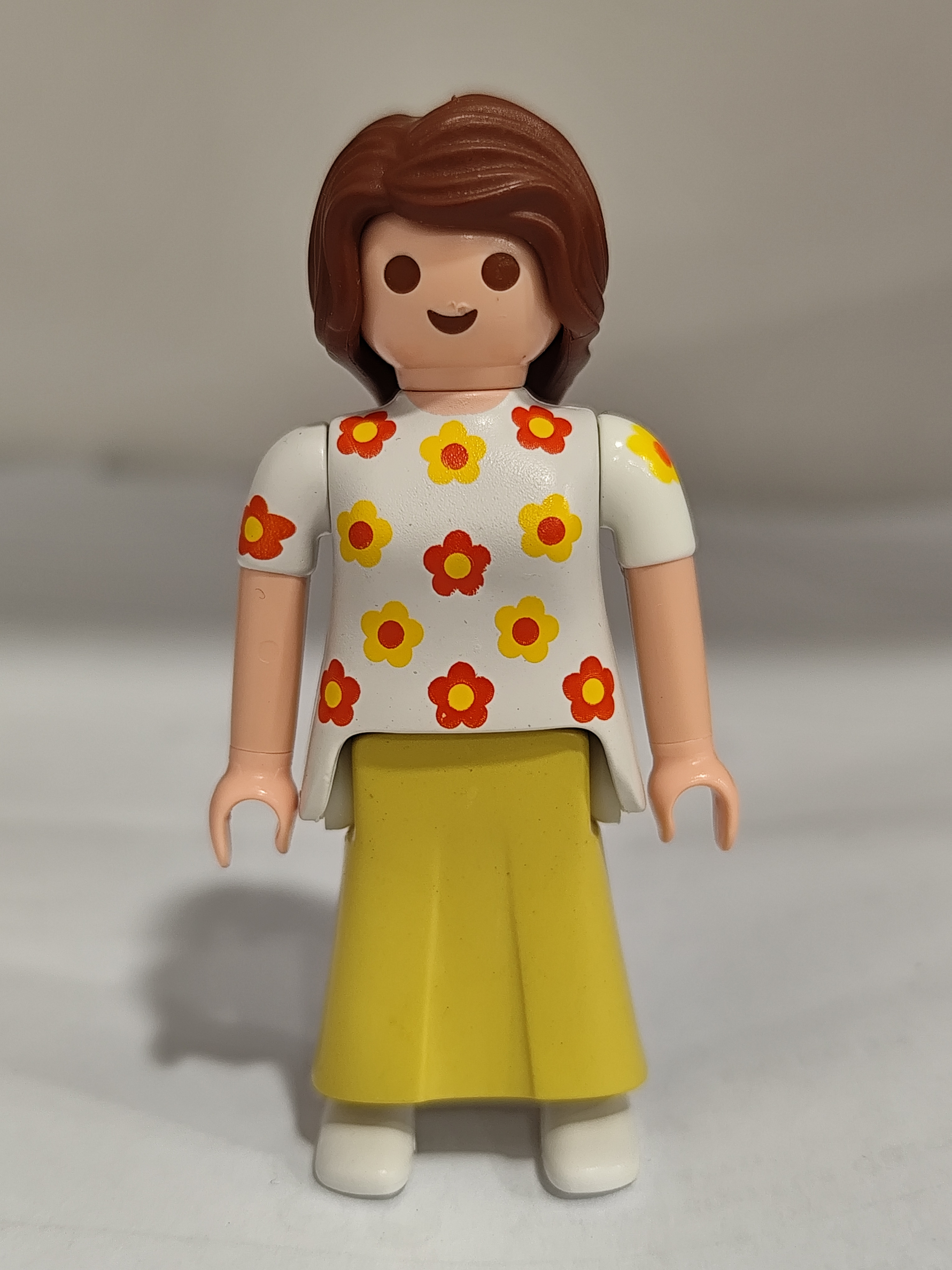 PLAYMOBIL CHICA JOVEN FALDA AMARILLA Y CAMISA FLORES - 18/5/25