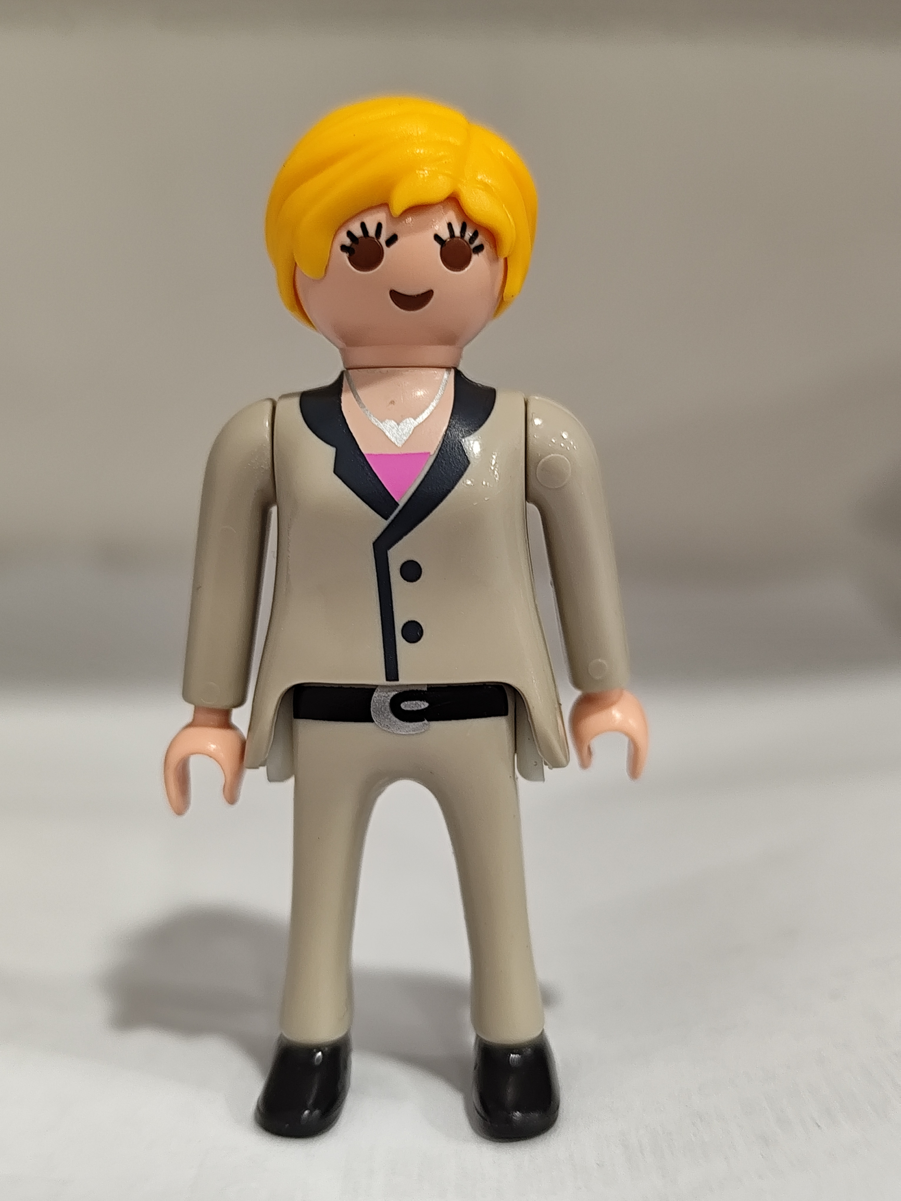 PLAYMOBIL FIGURA MUJER CON TRAJE GRIS - 18/5/25